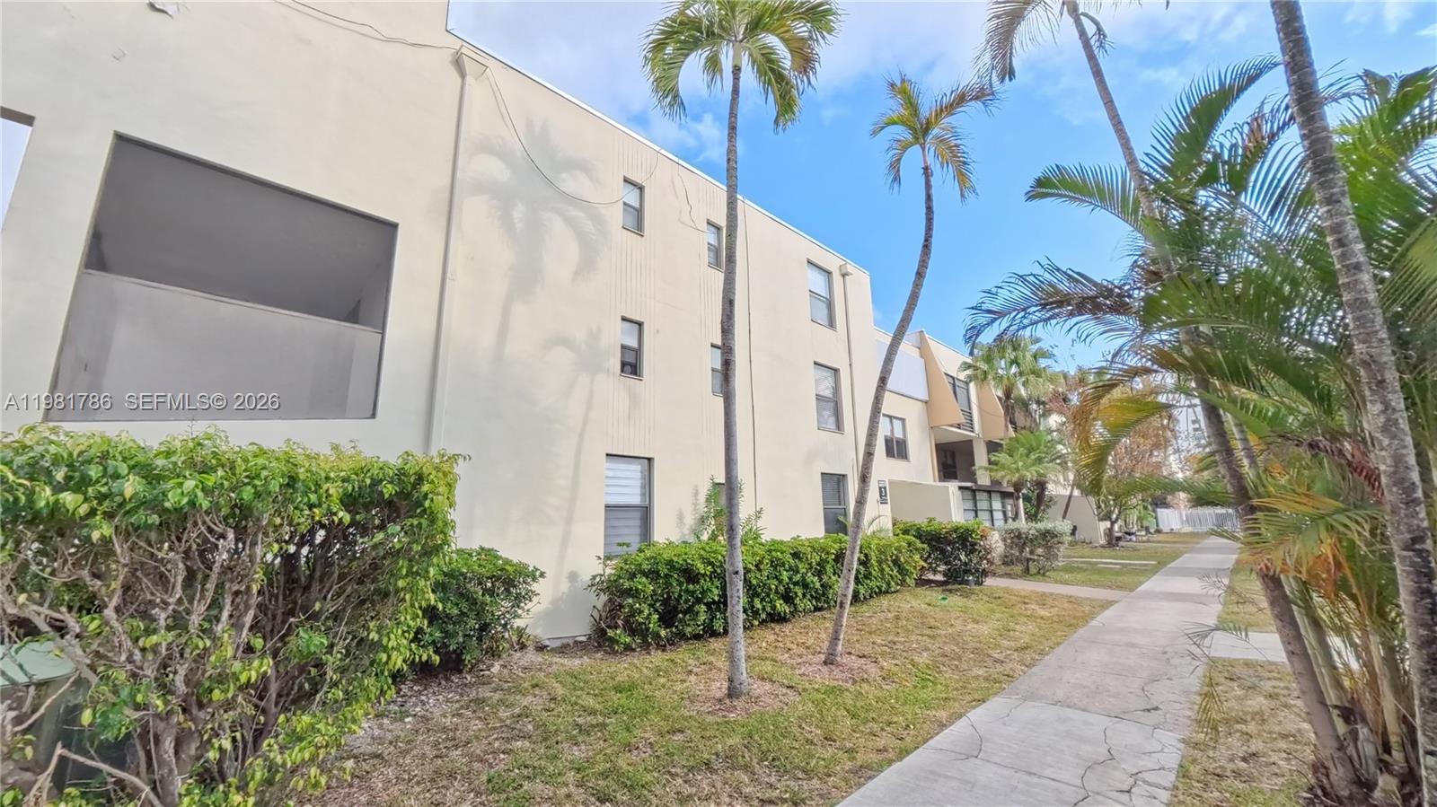 20300 W Country Clb Dr #PH18-3 Aventura, FL 33180