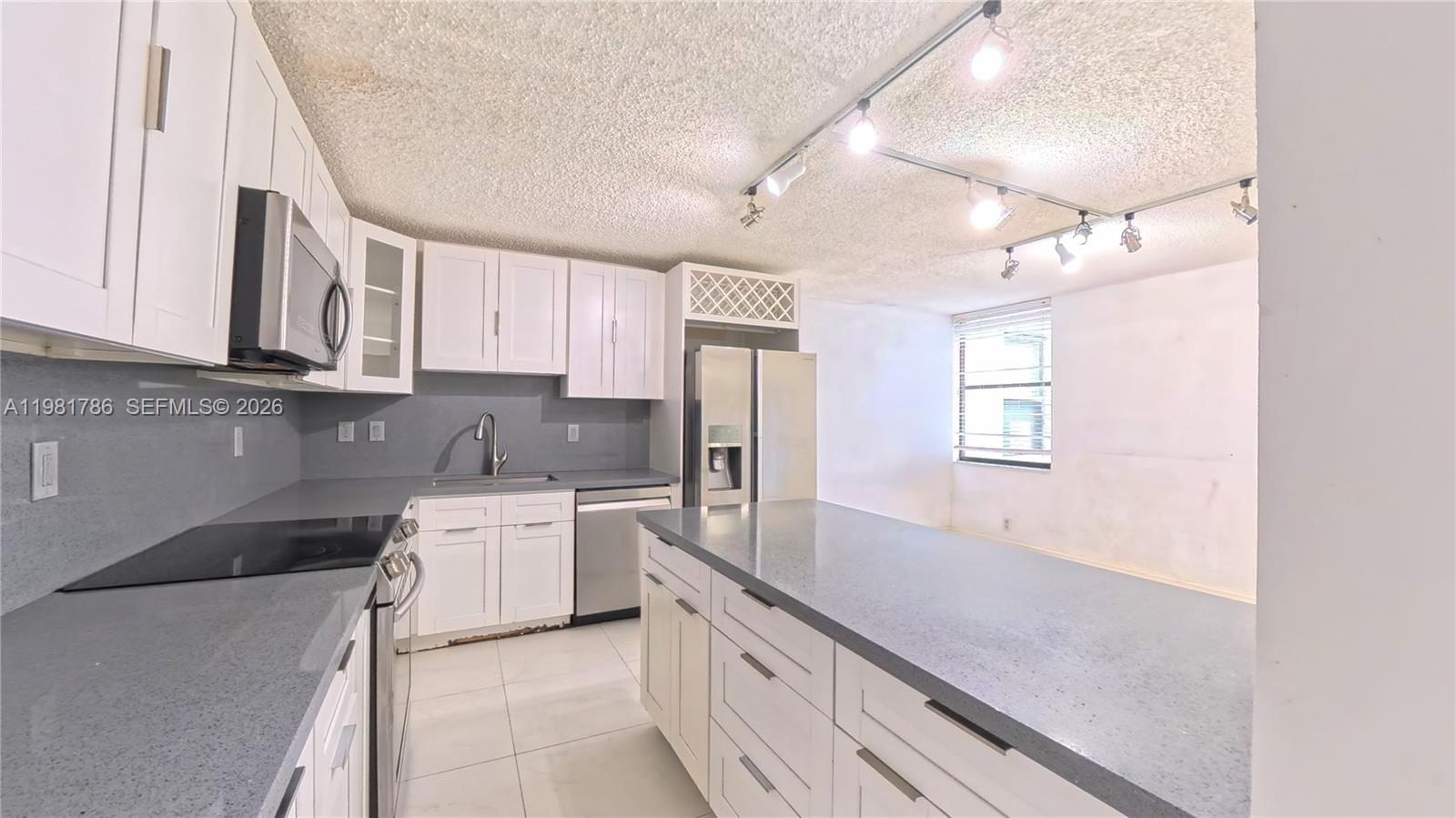 20300 W Country Clb Dr #PH18-3 Aventura, FL 33180