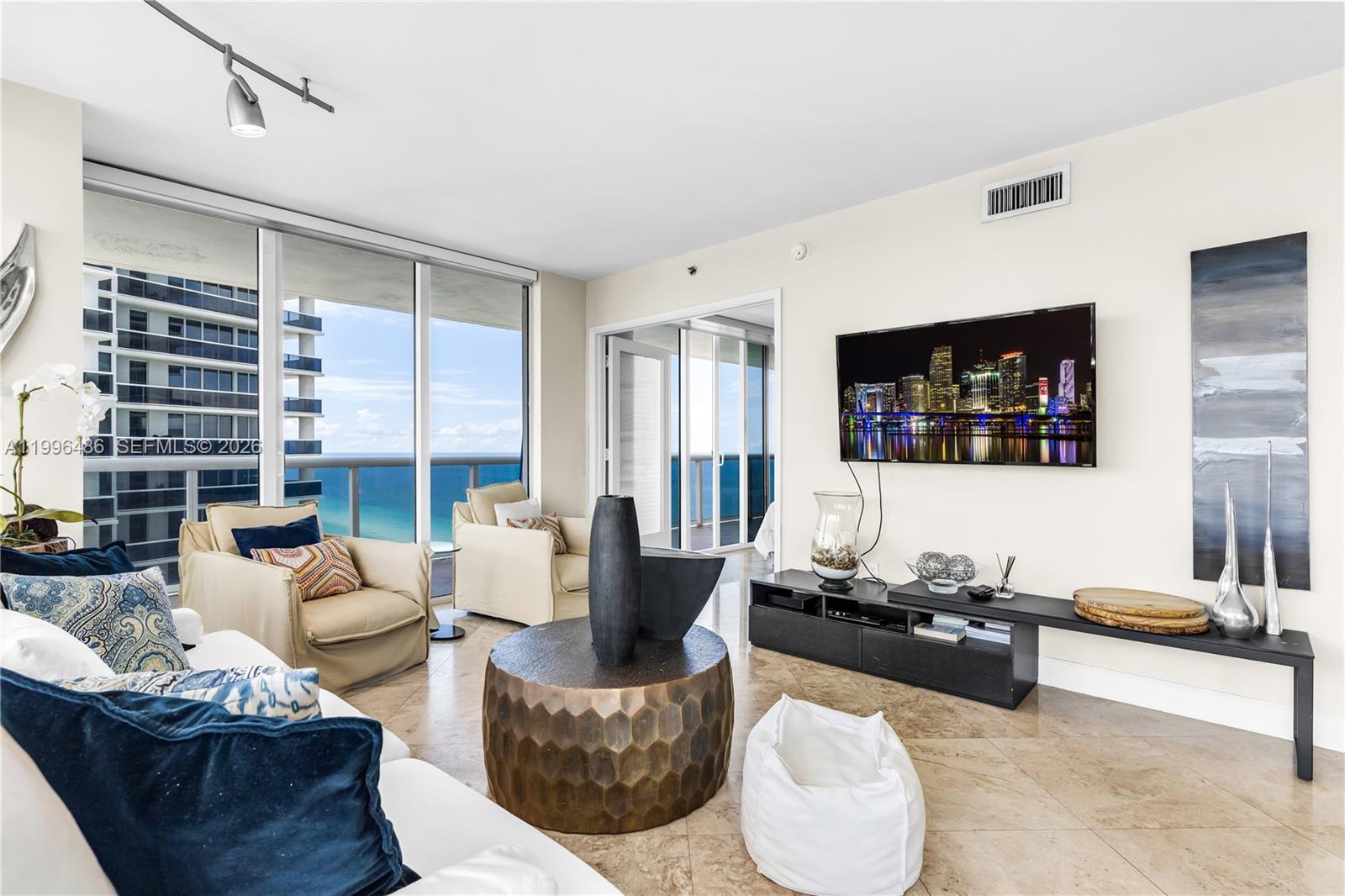 image Beach Club 220