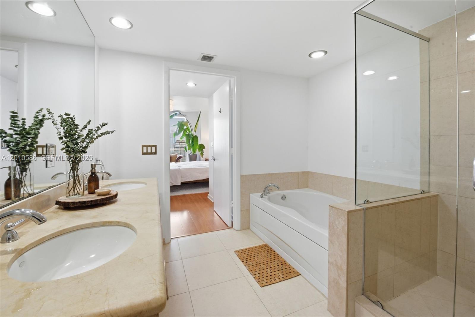 50 Biscayne Blvd #2911 Miami, FL 33132