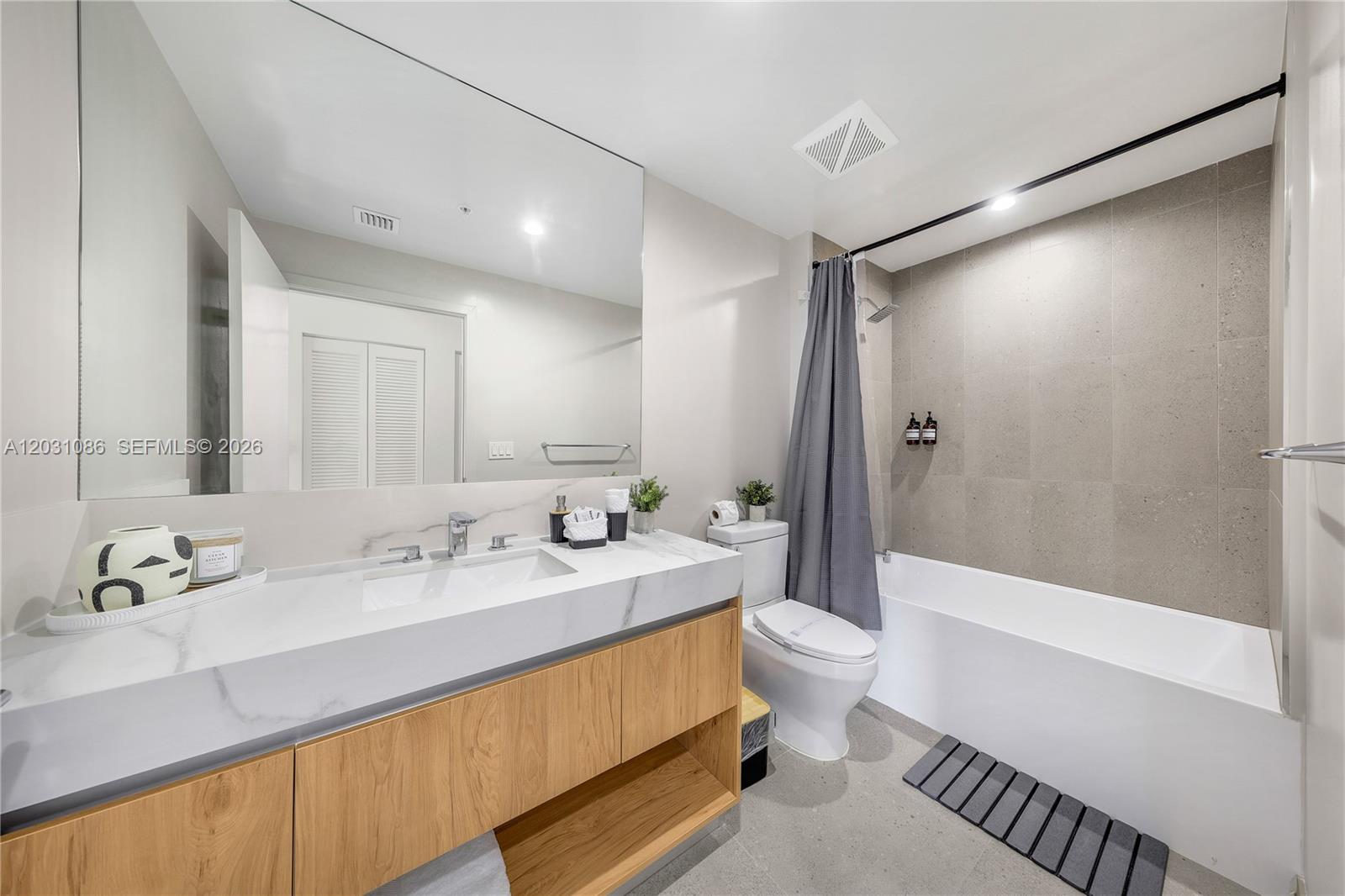 11 NE 6th St #301 Miami, FL 33132