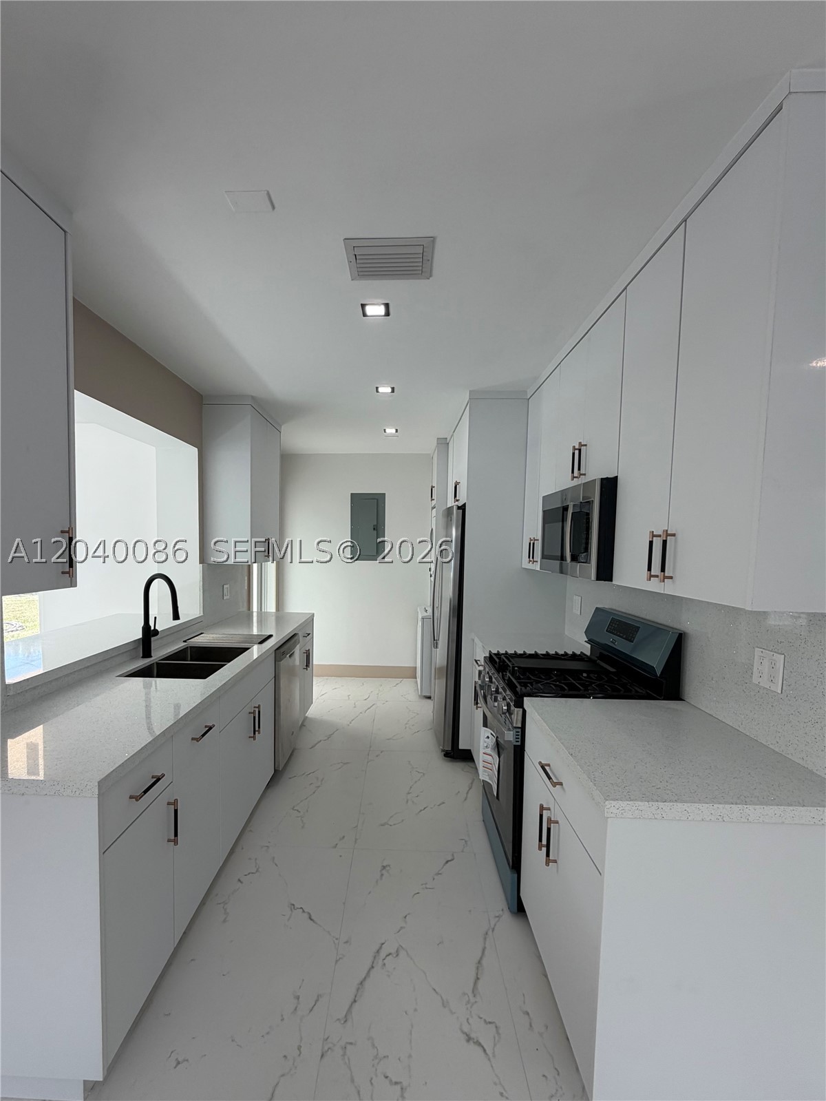 8235 SW 62nd Pl Miami, FL 33143