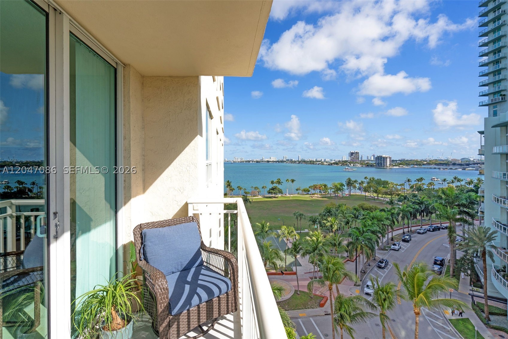 2000 N Bayshore Dr #909