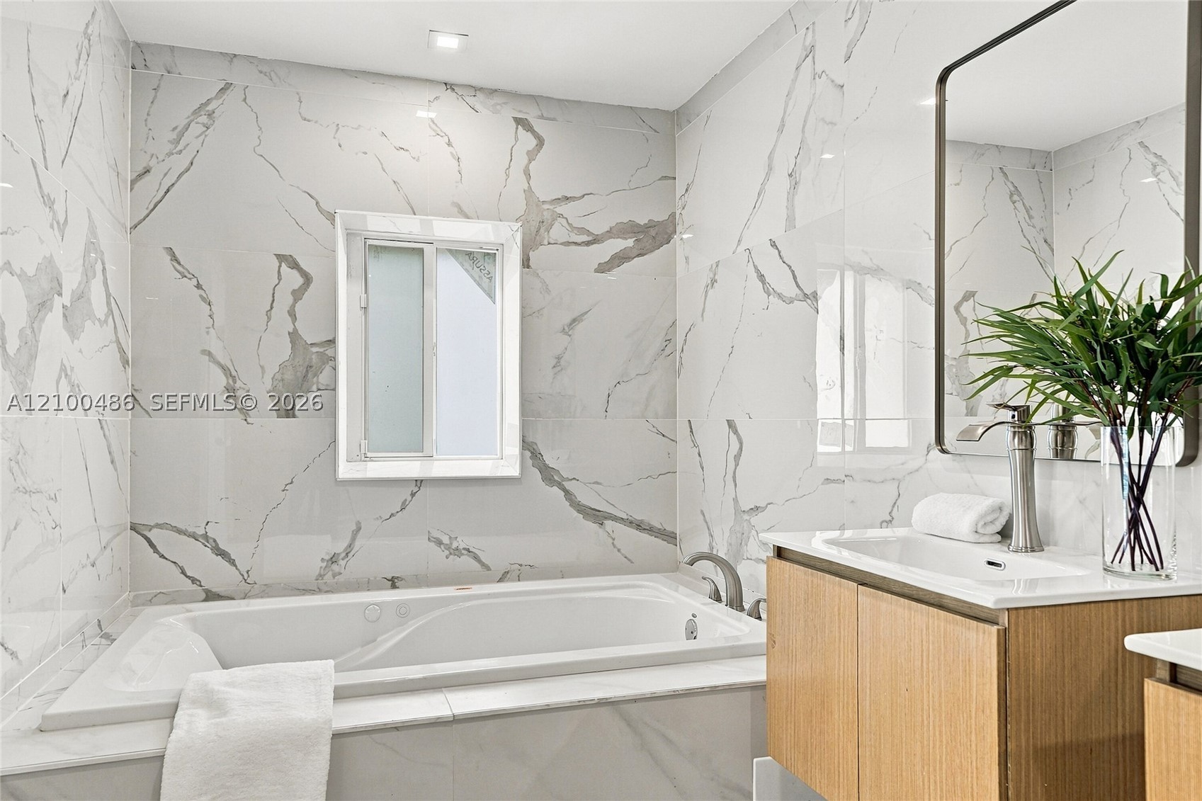 596 W 50th St Miami Beach, FL 33140