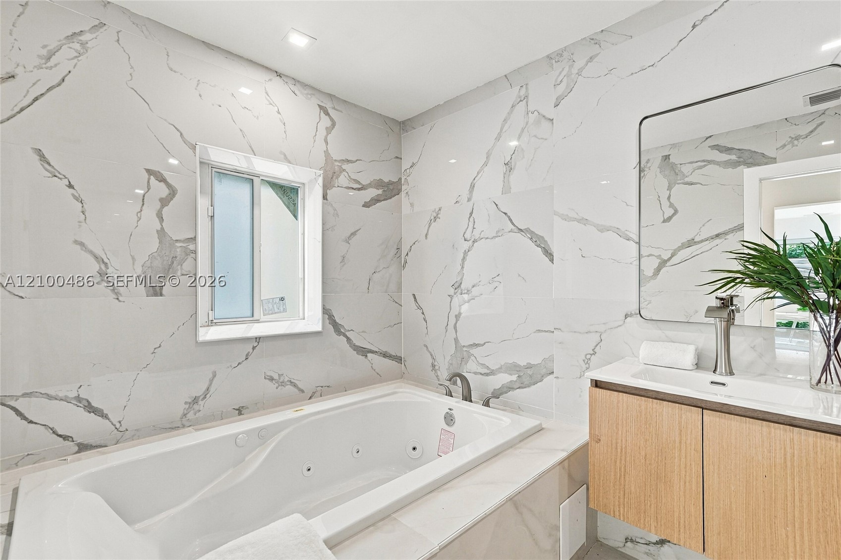 596 W 50th St Miami Beach, FL 33140
