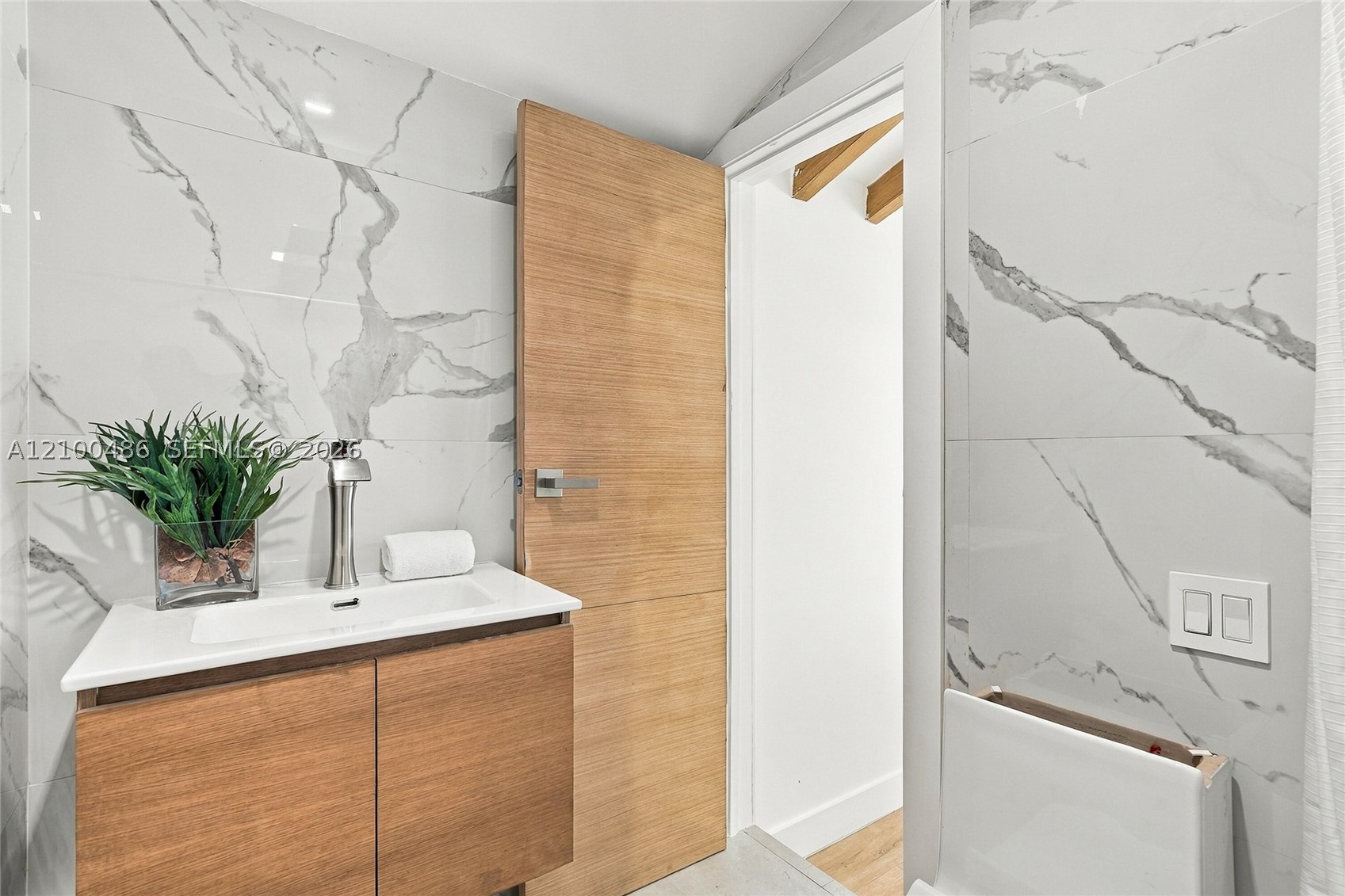 596 W 50th St Miami Beach, FL 33140