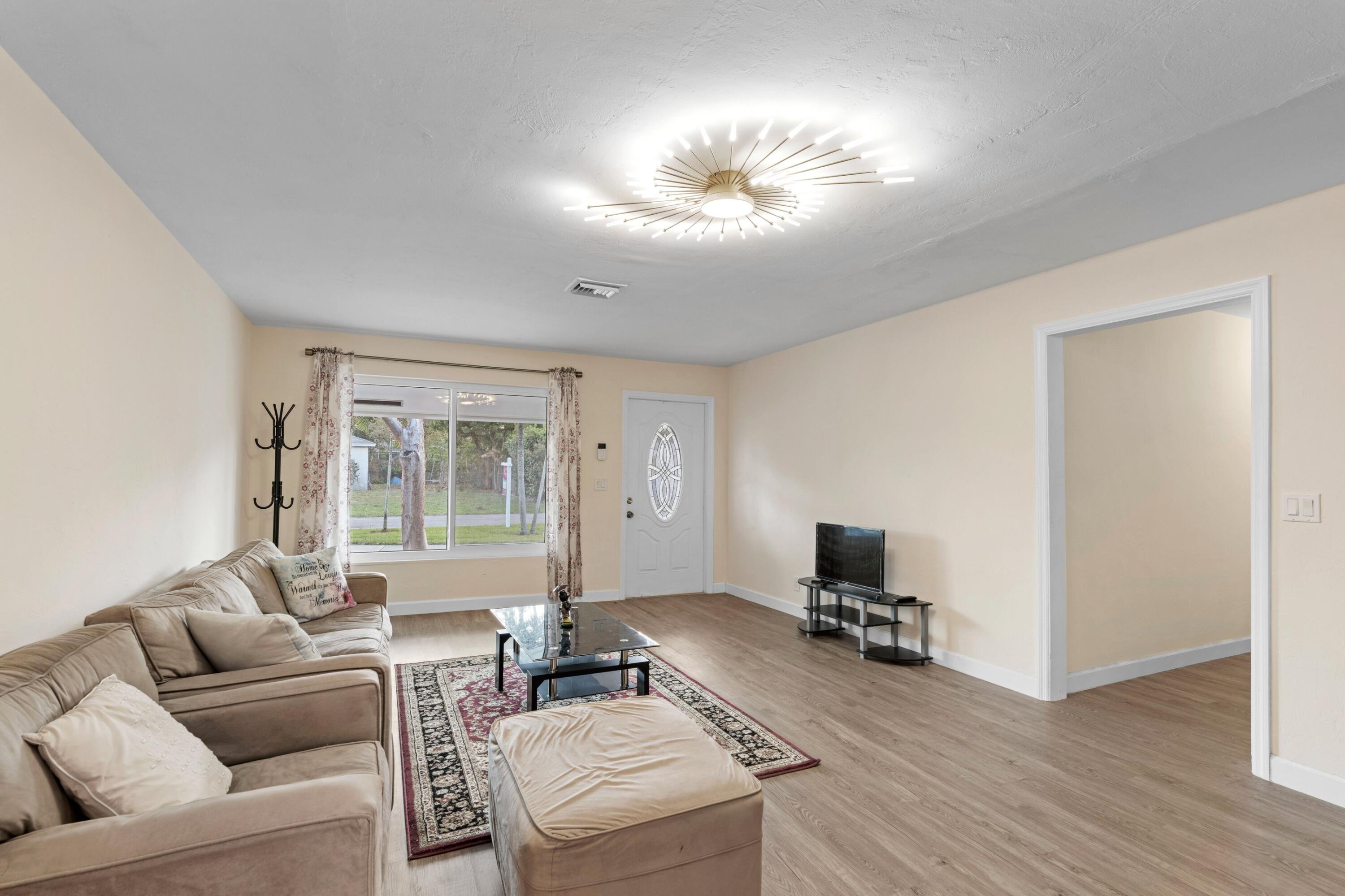 2861 SW 9th Boynton Beach, FL 33435