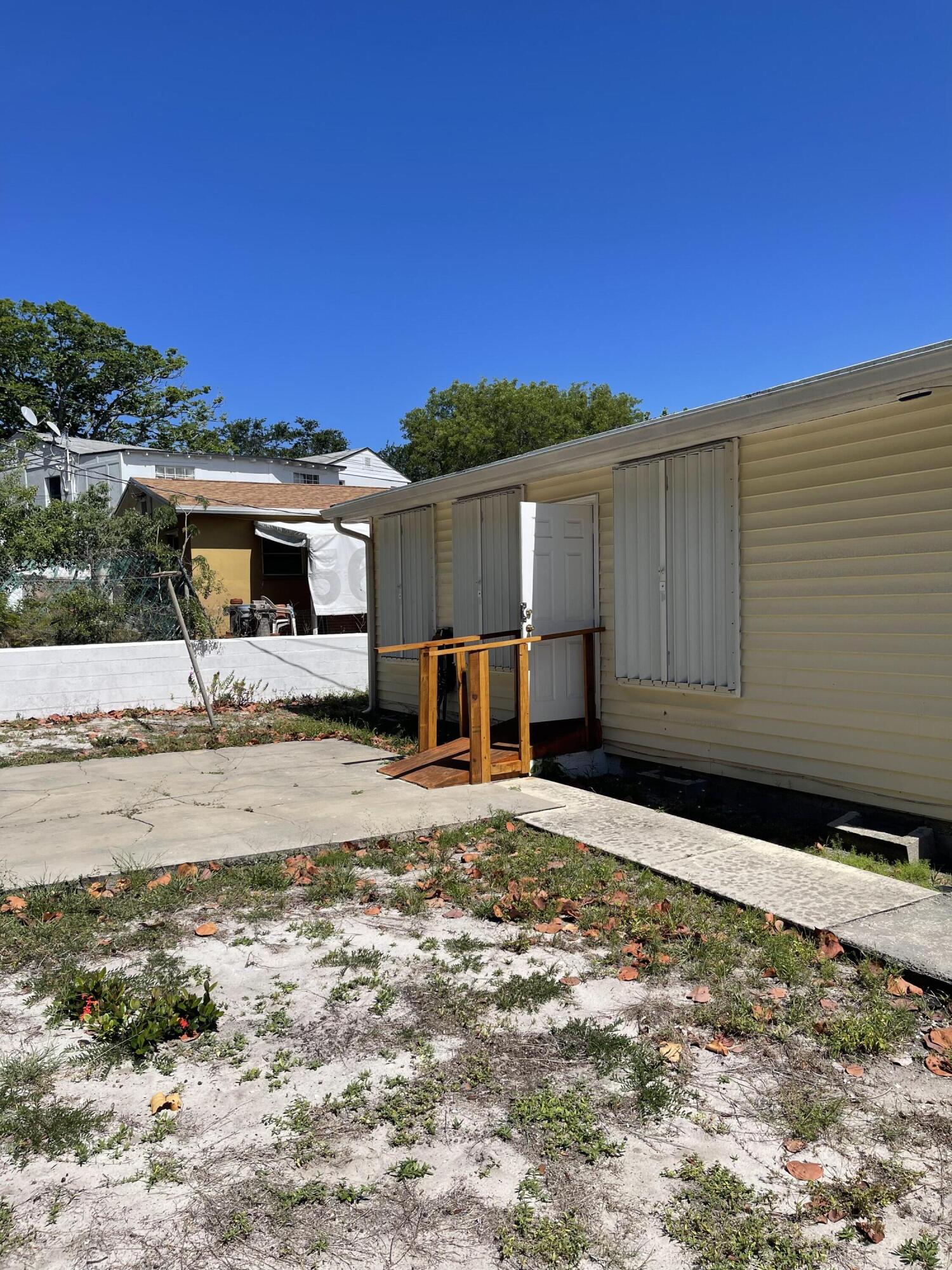 915 33rd West Palm Beach, FL 33407