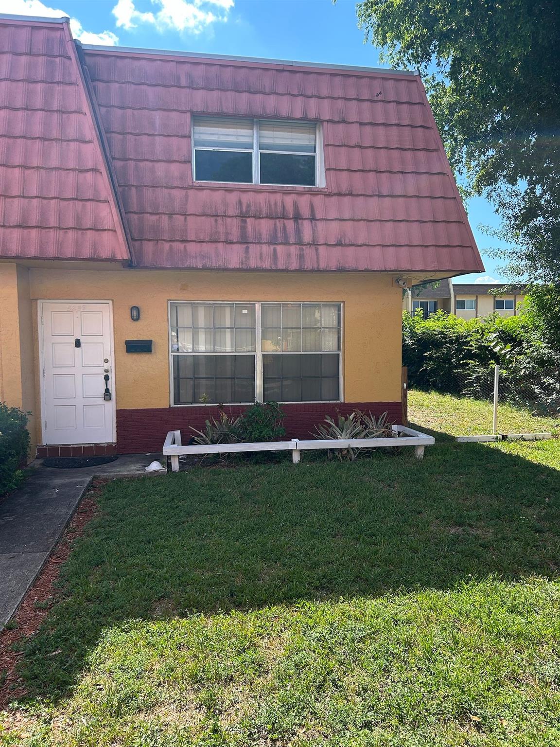 5239 NW 27th St