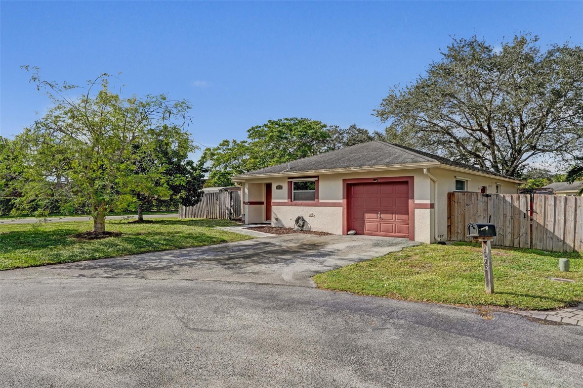 1073 SW 119th Ave Davie, FL 33325