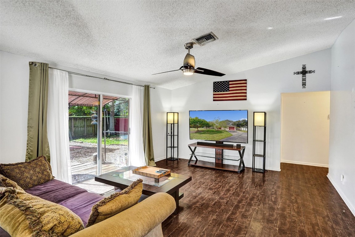 1073 SW 119th Ave Davie, FL 33325