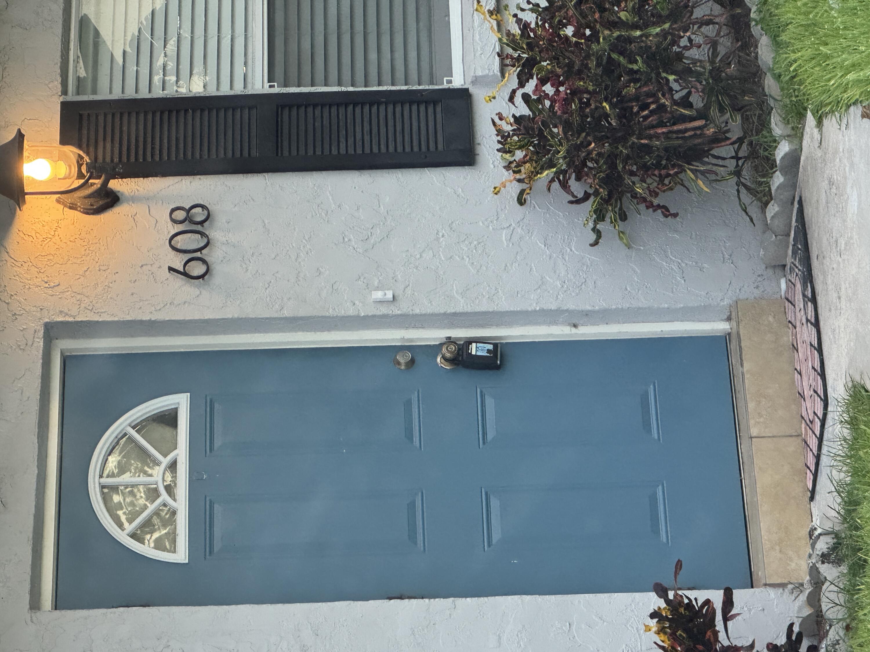 608 SW 8th Ct