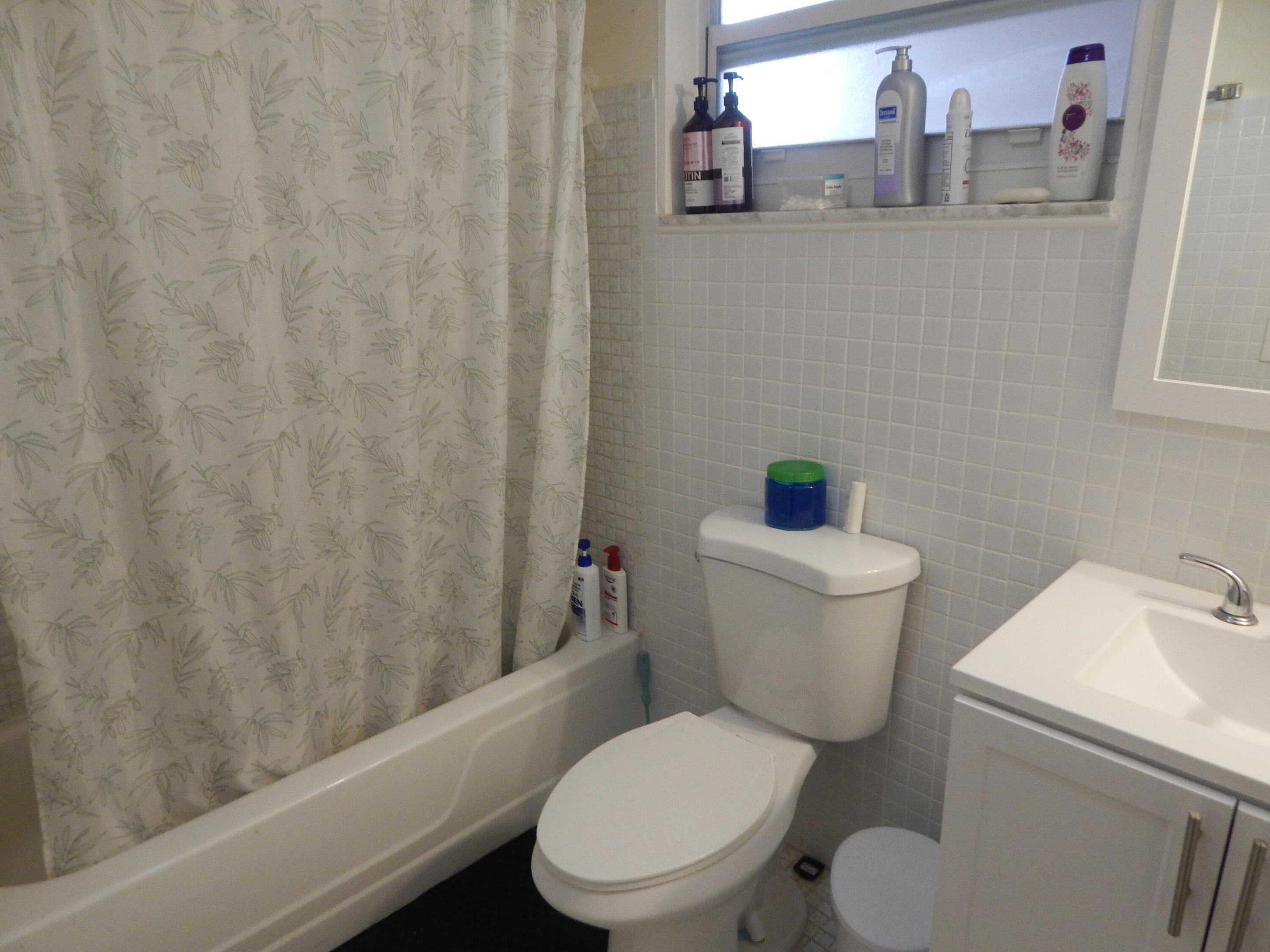 225 Bonnie Blvd #204 Palm Springs, FL 33461