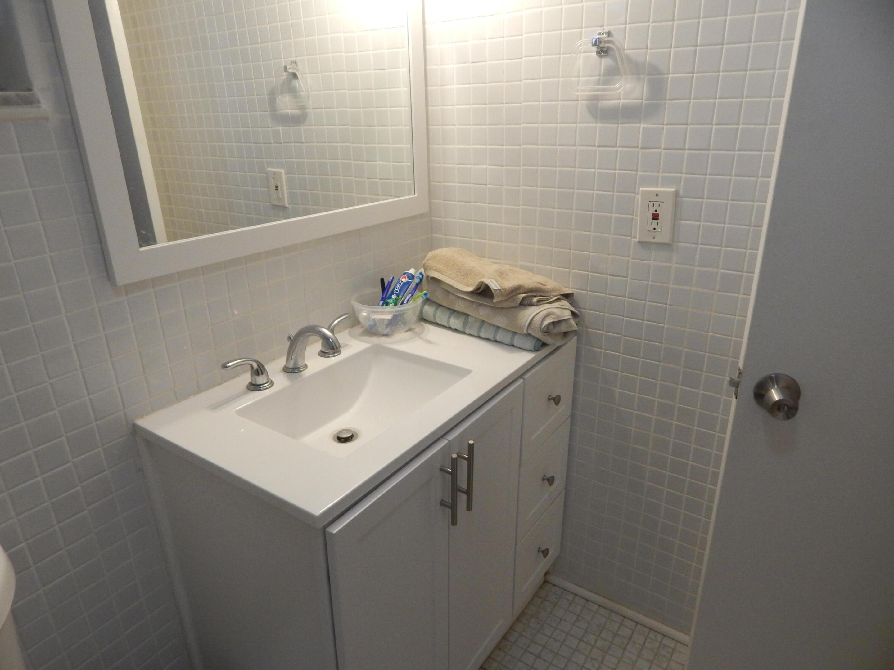 225 Bonnie Blvd #204 Palm Springs, FL 33461