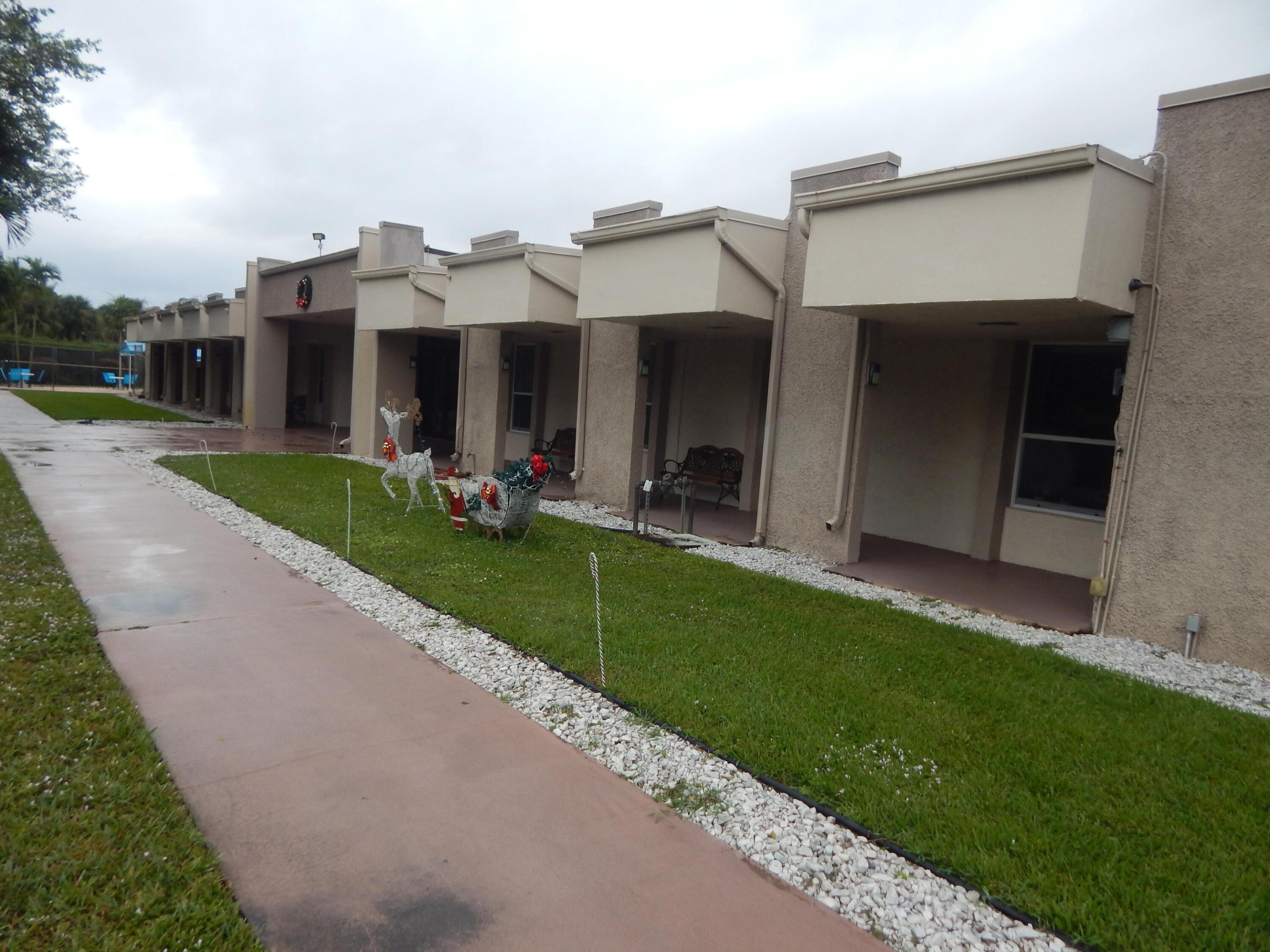 225 Bonnie Blvd #204 Palm Springs, FL 33461