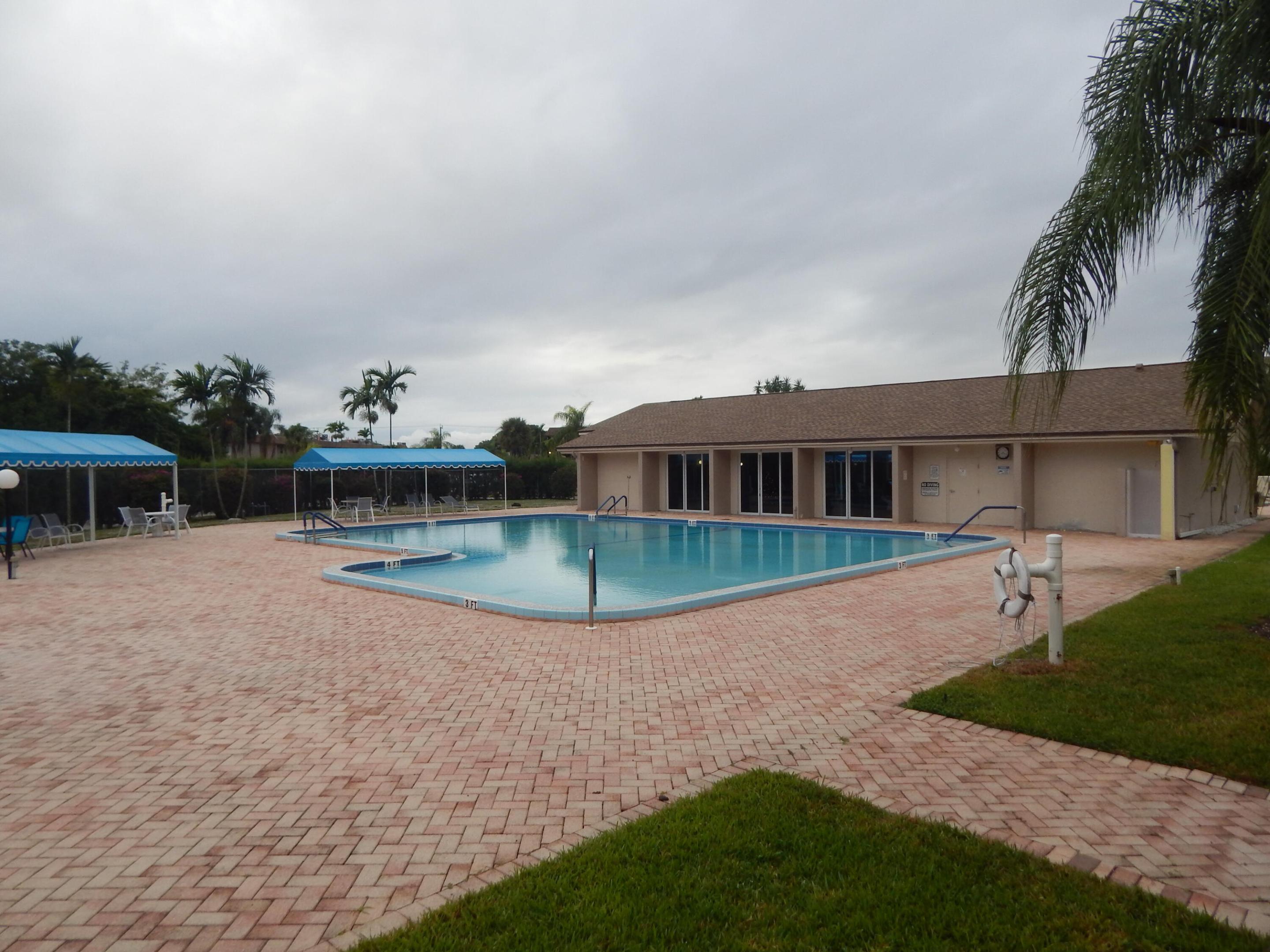 225 Bonnie Blvd #204 Palm Springs, FL 33461