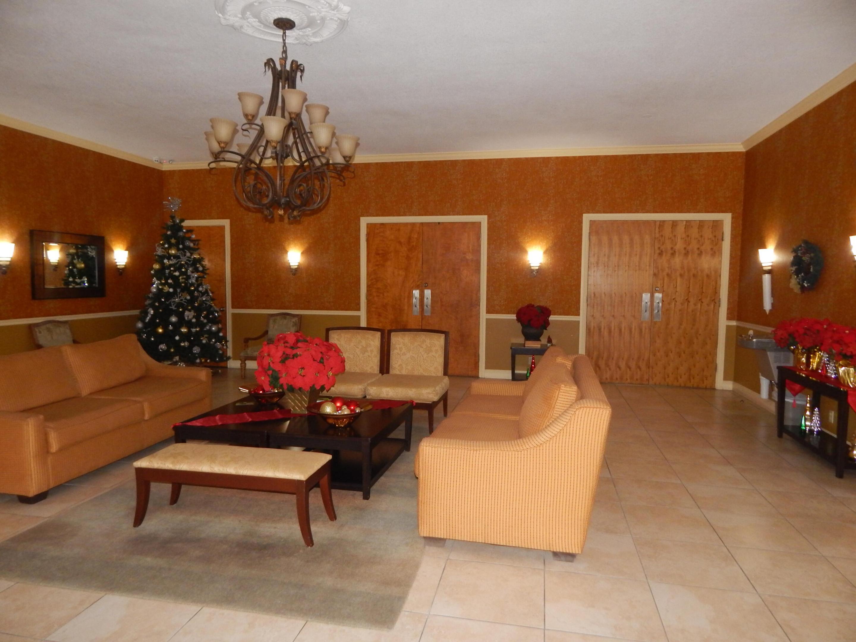 225 Bonnie Blvd #204 Palm Springs, FL 33461