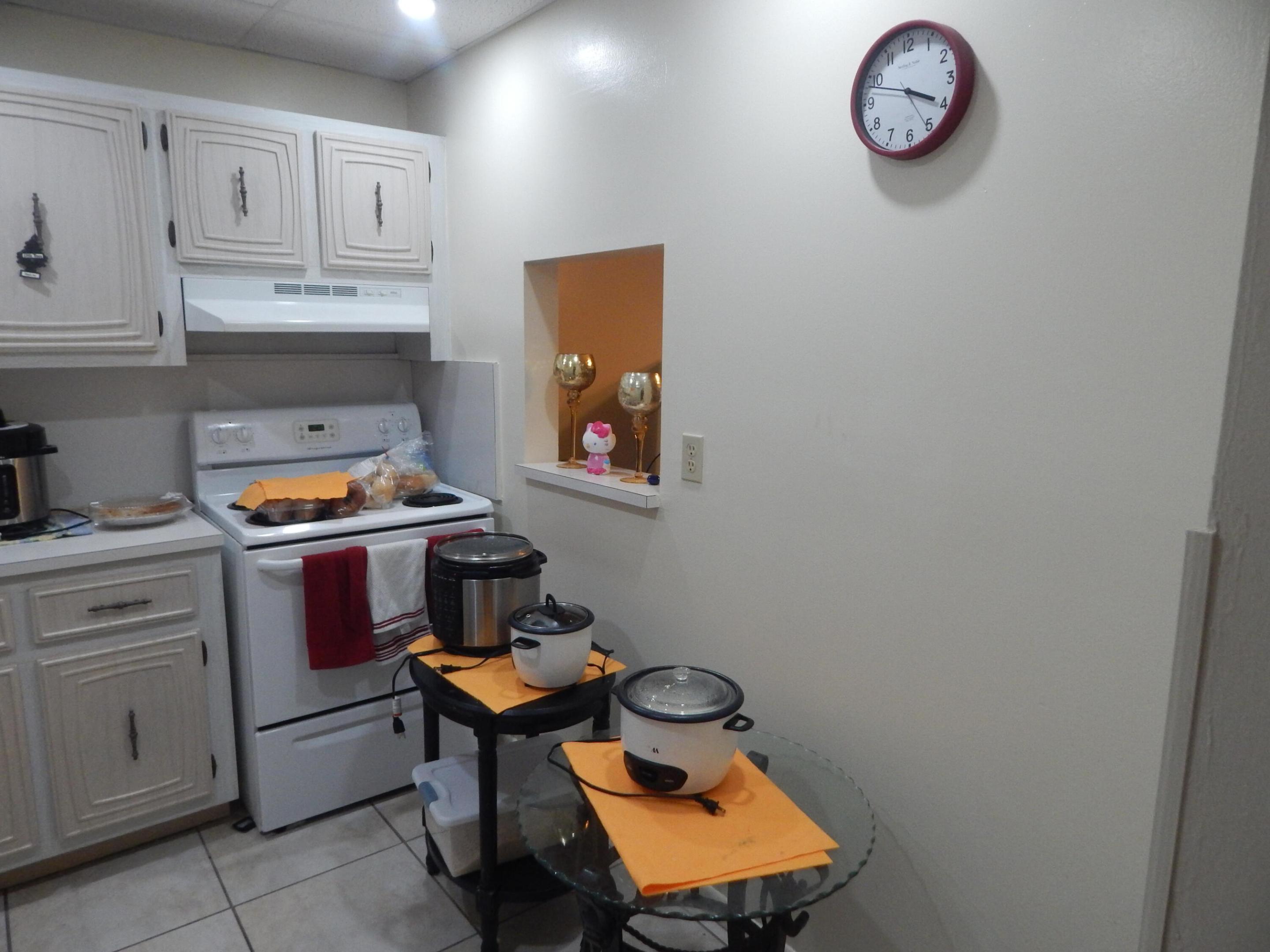 225 Bonnie Blvd #204 Palm Springs, FL 33461