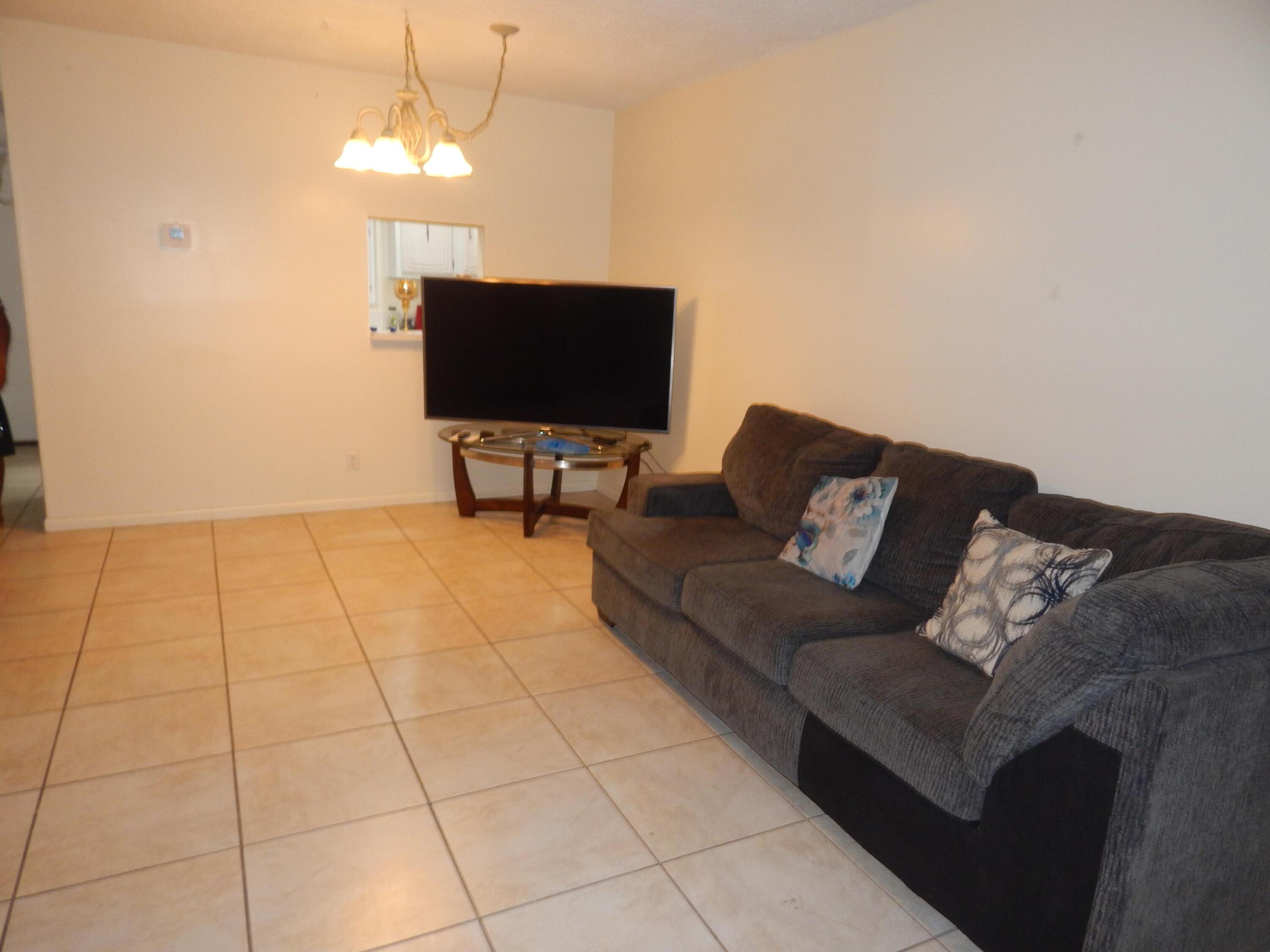 225 Bonnie Blvd #204 Palm Springs, FL 33461