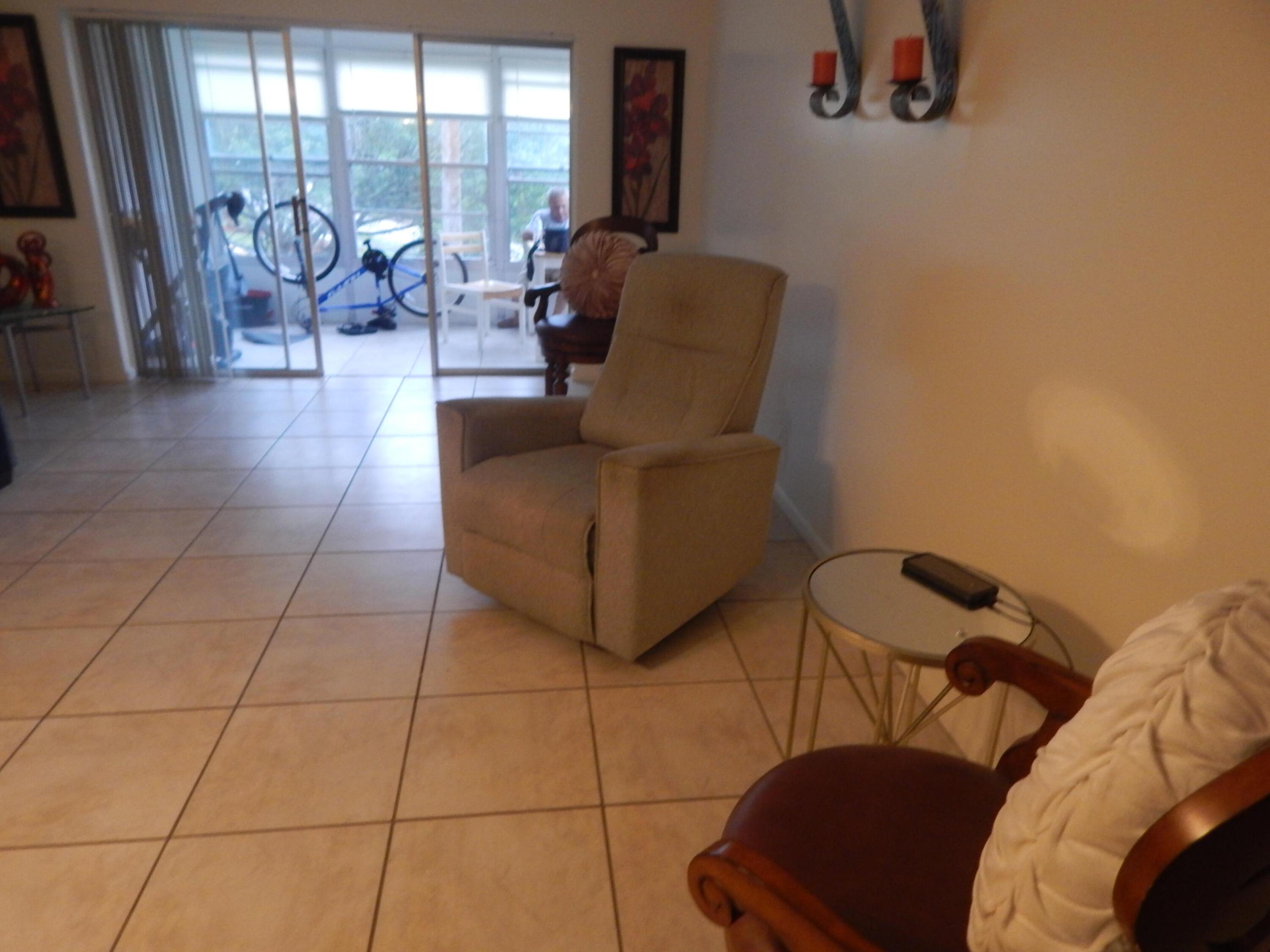 225 Bonnie Blvd #204 Palm Springs, FL 33461