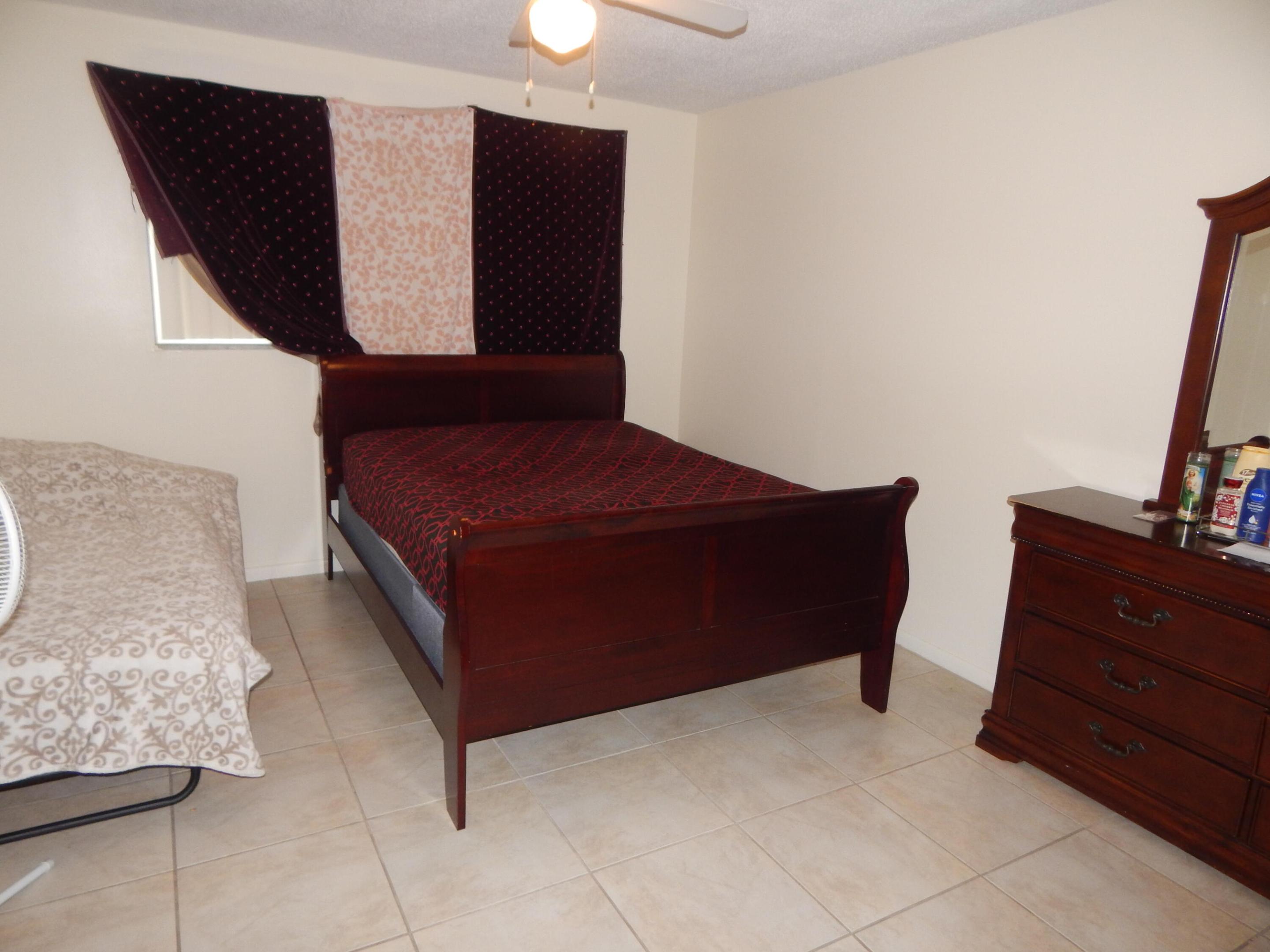 225 Bonnie Blvd #204 Palm Springs, FL 33461