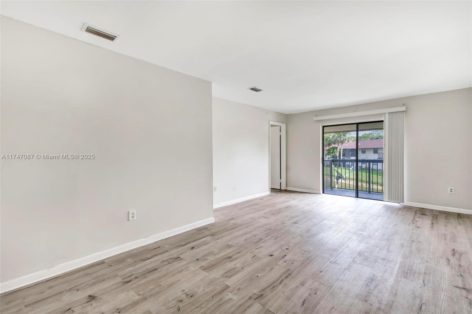 6020 Shakerwood Cir #205