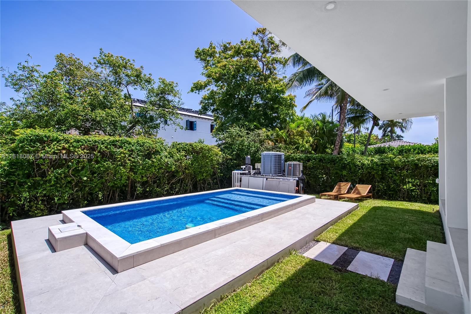 719 W 51st St Miami Beach, FL 33140