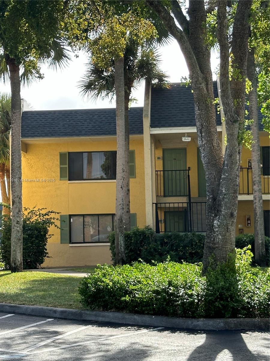 801 Meadows Cir #801