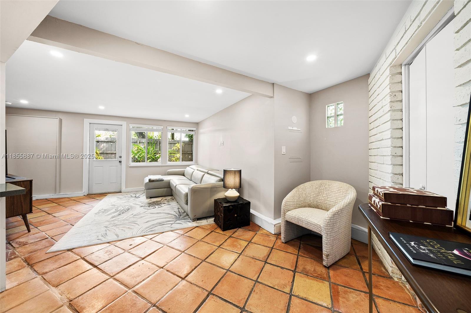 3586 Main Hwy Coconut Grove, FL 33133