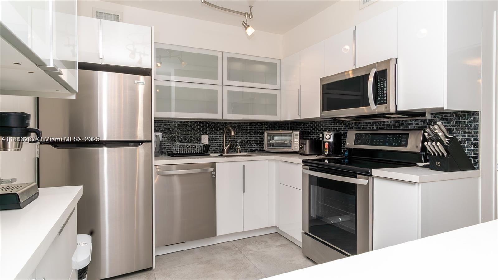5161 Collins Ave #811