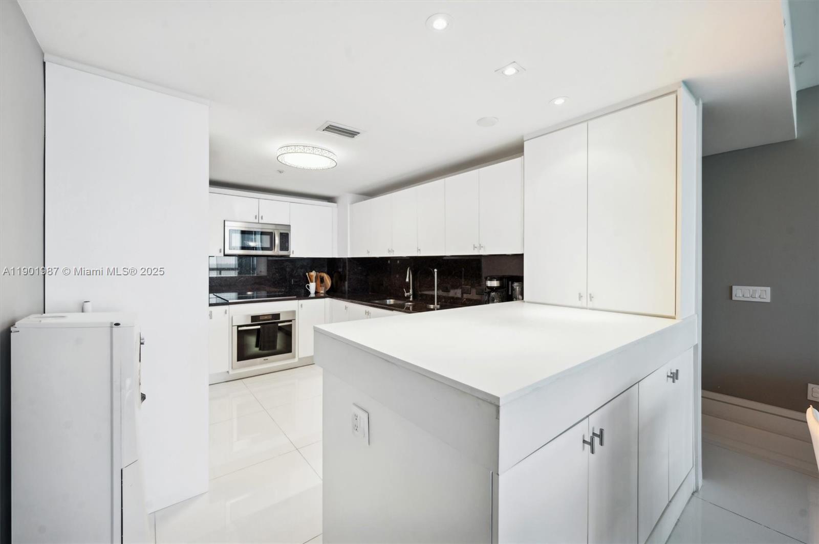 6899 Collins Ave #702 Miami Beach, FL 33141