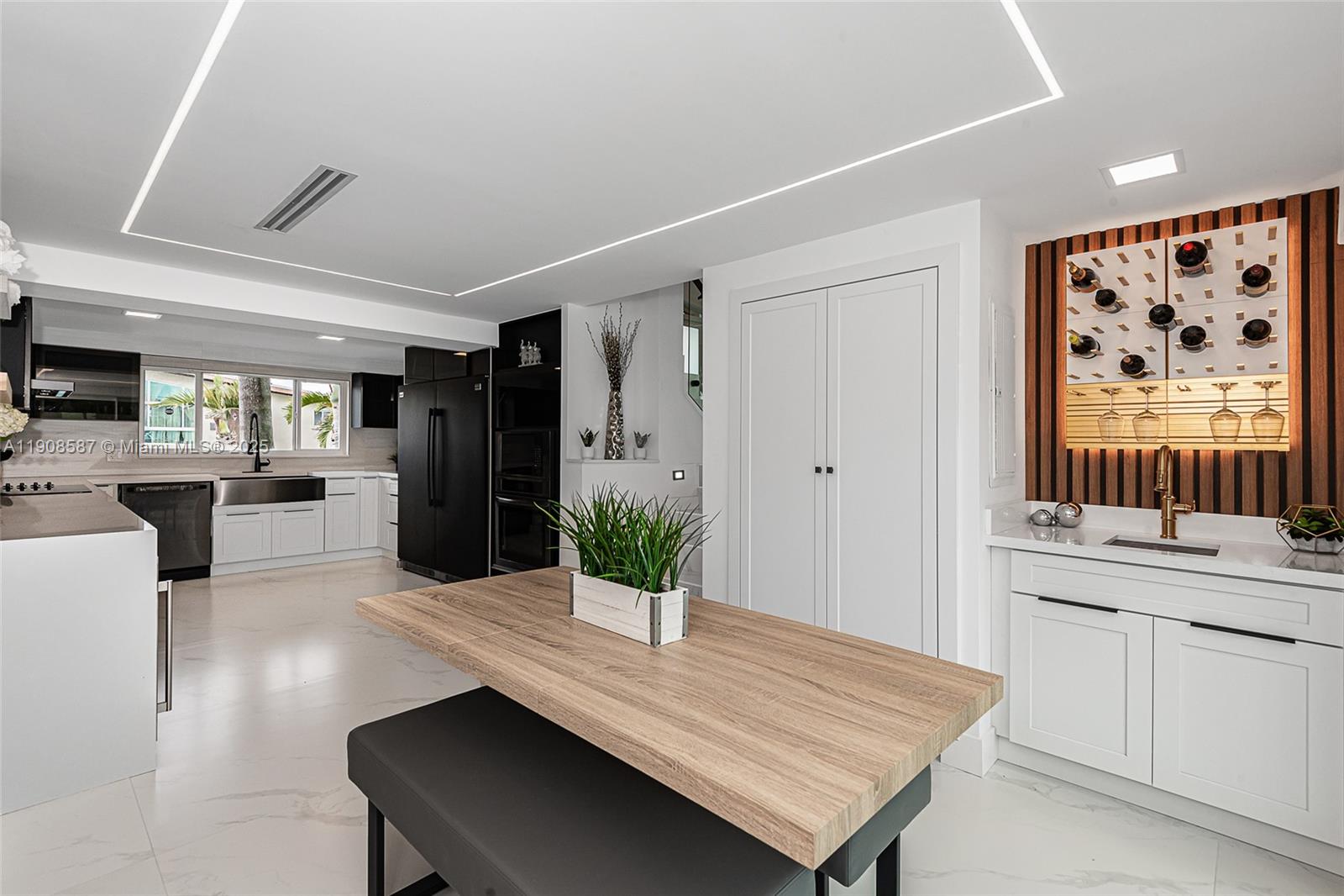 2436 2436th Okeechobee Ln Fort Lauderdale, FL 33317