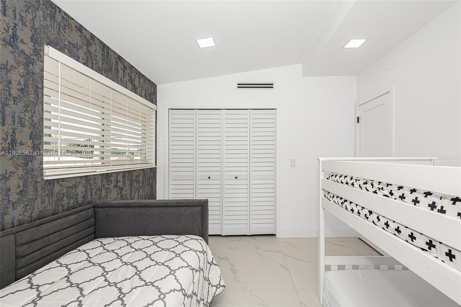 2436 2436th Okeechobee Ln Fort Lauderdale, FL 33317