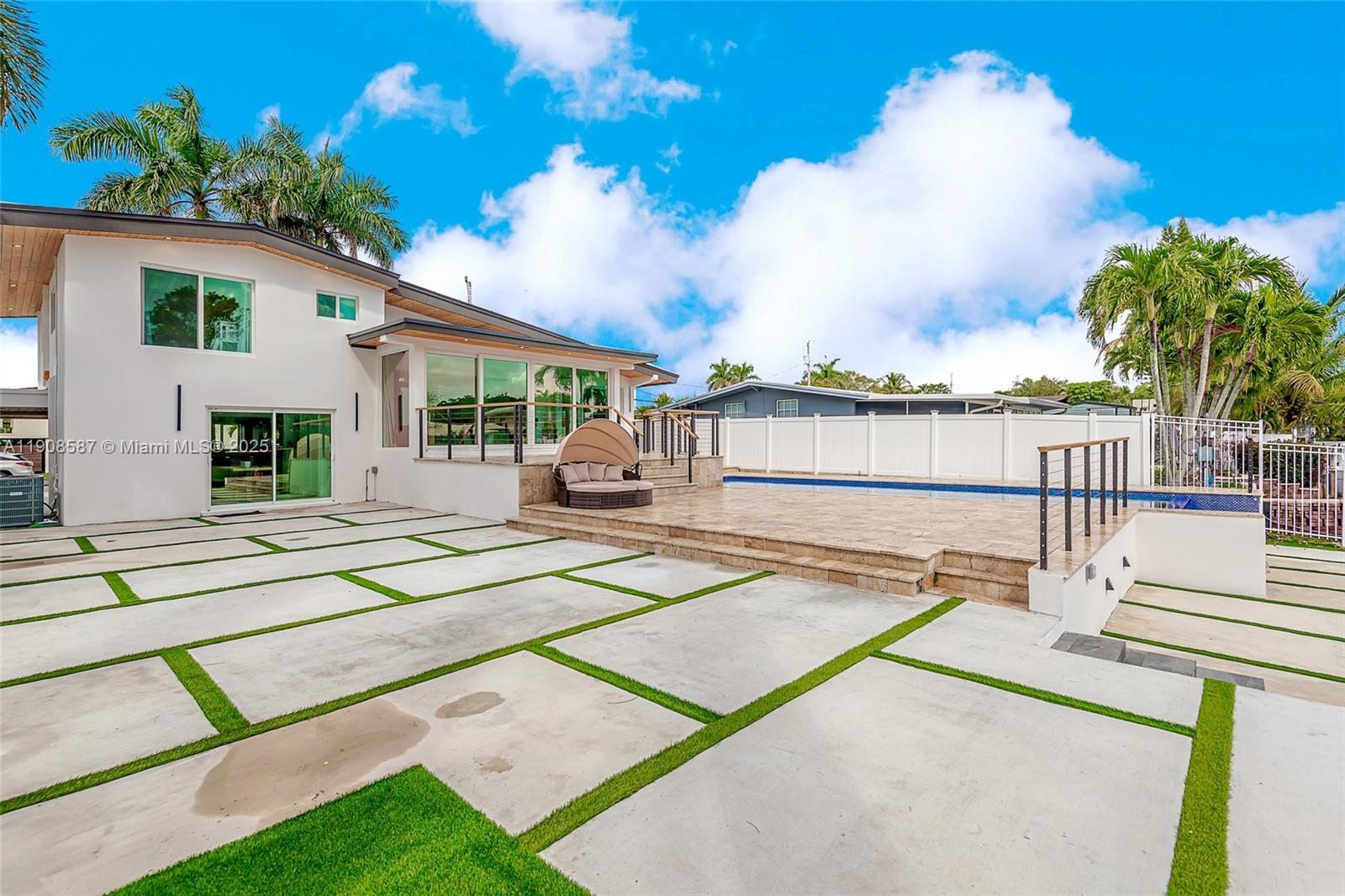 2436 2436th Okeechobee Ln Fort Lauderdale, FL 33317