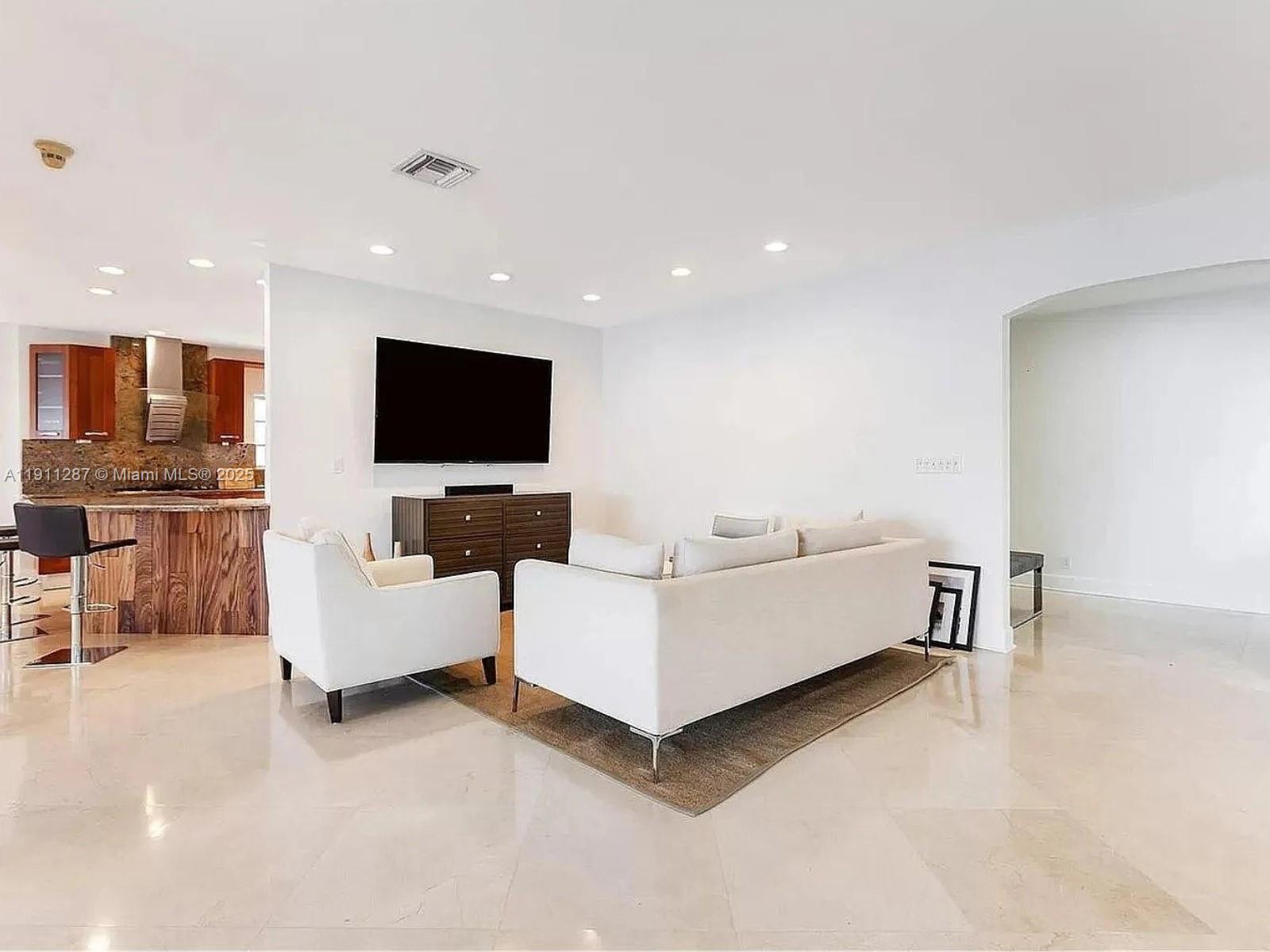 565 N Shore Dr Miami Beach, FL 33141