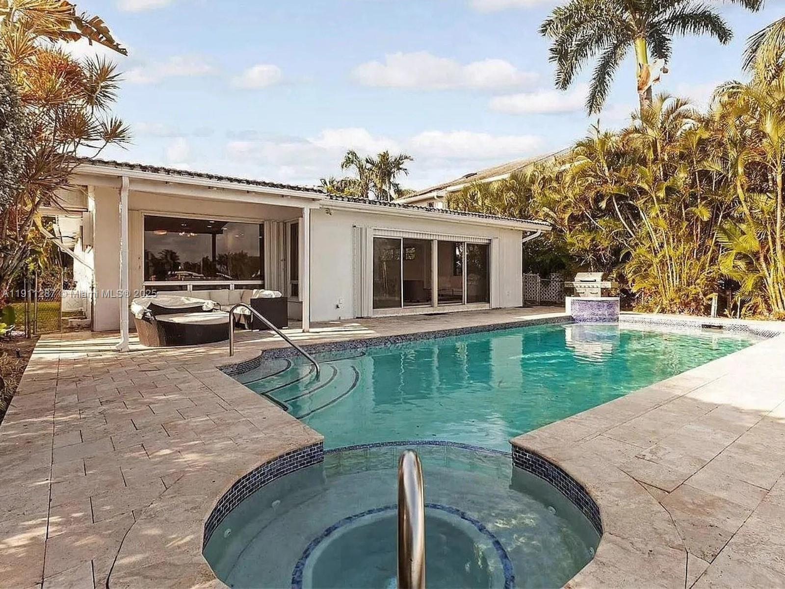 565 N Shore Dr Miami Beach, FL 33141