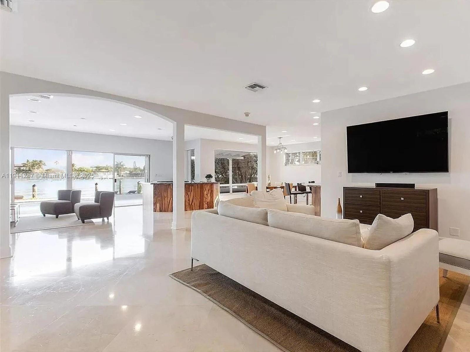 565 N Shore Dr Miami Beach, FL 33141