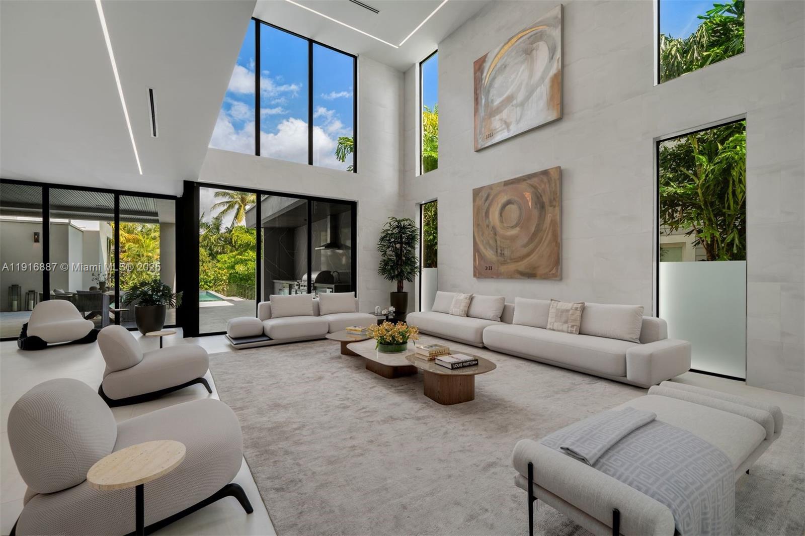 725 NE 77th St Miami, FL 33138