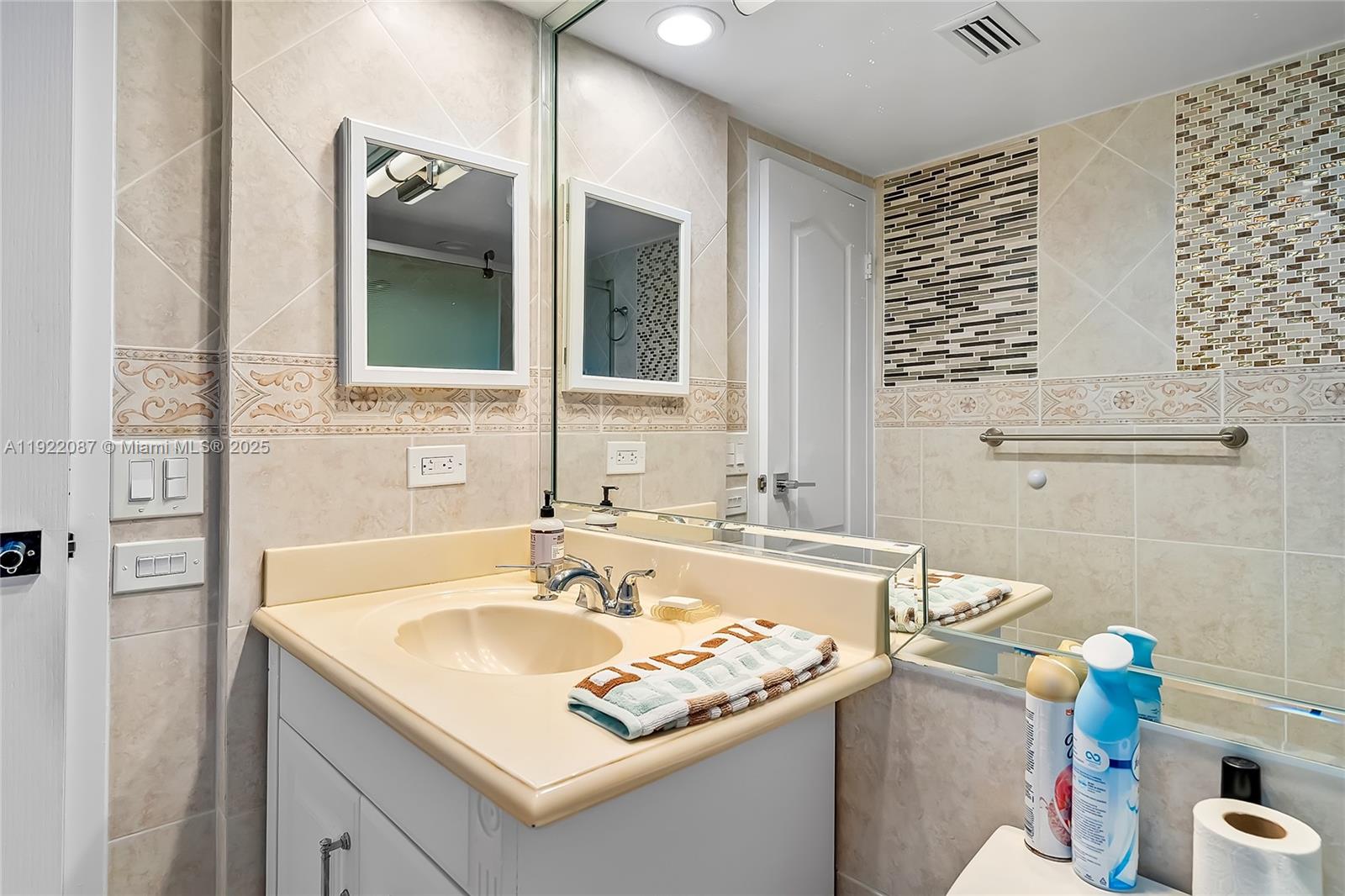 image Winston Towers 100 Condo33