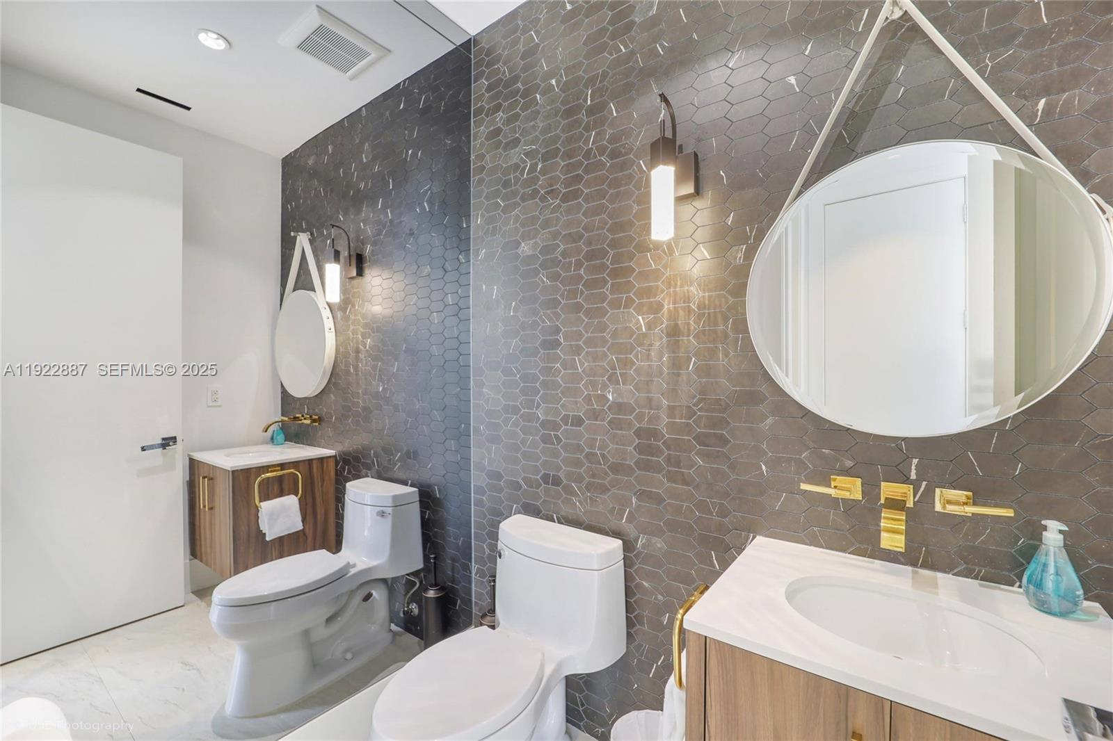 7501 Coquina Dr North Bay Village, FL 33141