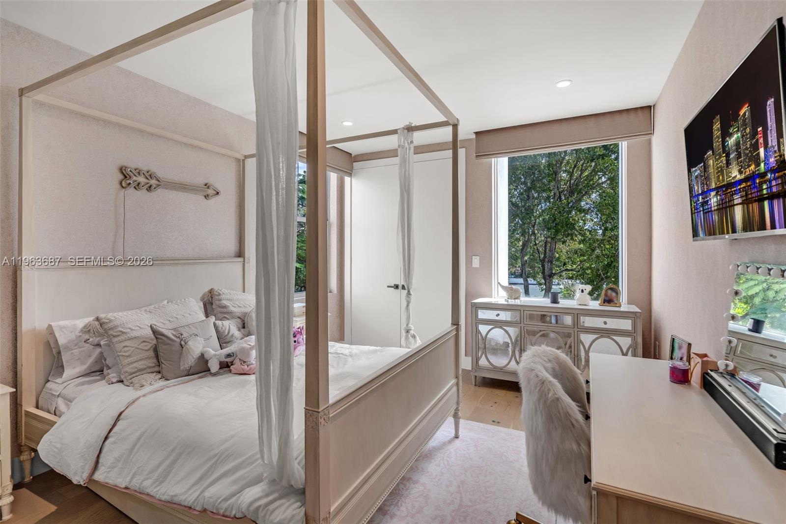 285 W Mashta Dr Key Biscayne, FL 33149