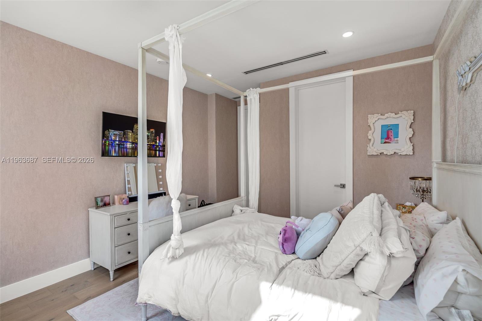 285 W Mashta Dr Key Biscayne, FL 33149