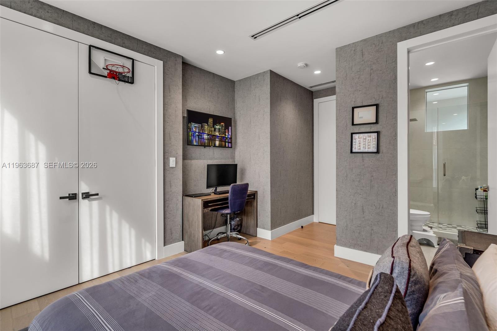 285 W Mashta Dr Key Biscayne, FL 33149