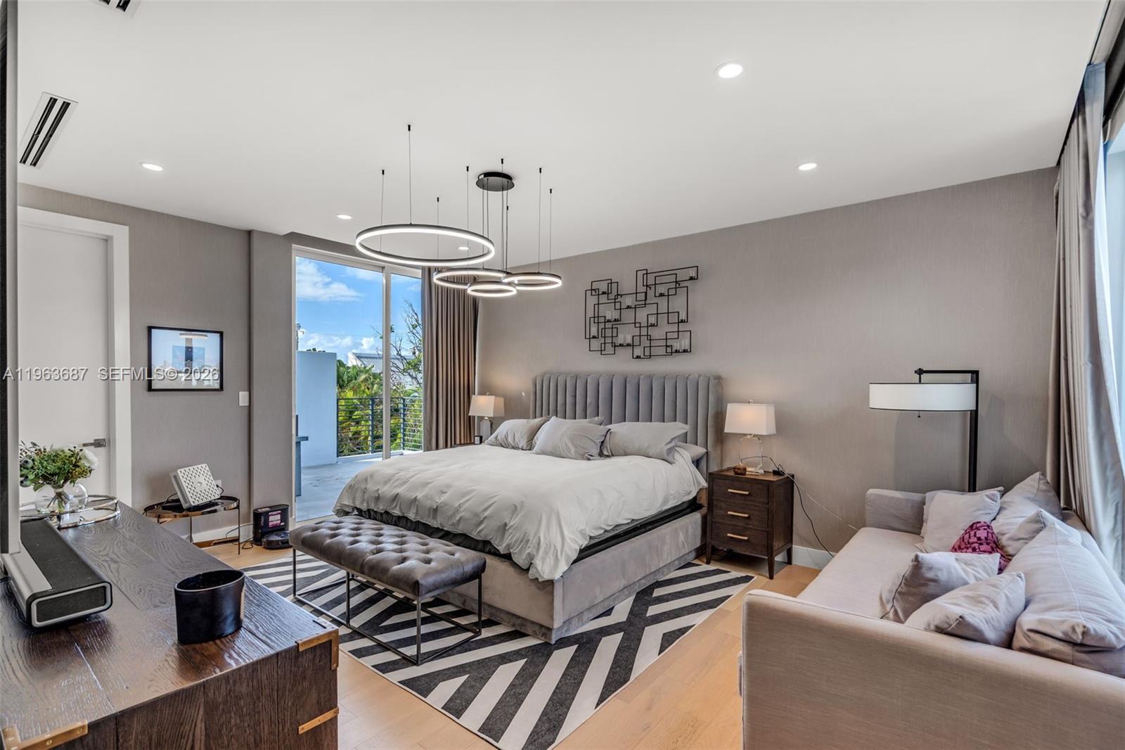 285 W Mashta Dr Key Biscayne, FL 33149