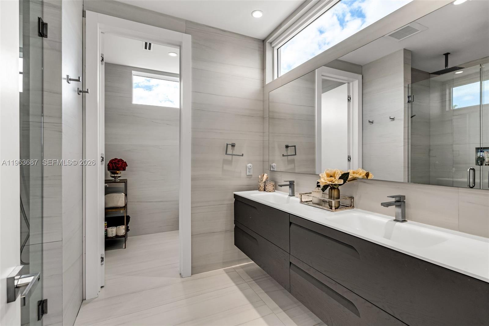 285 W Mashta Dr Key Biscayne, FL 33149