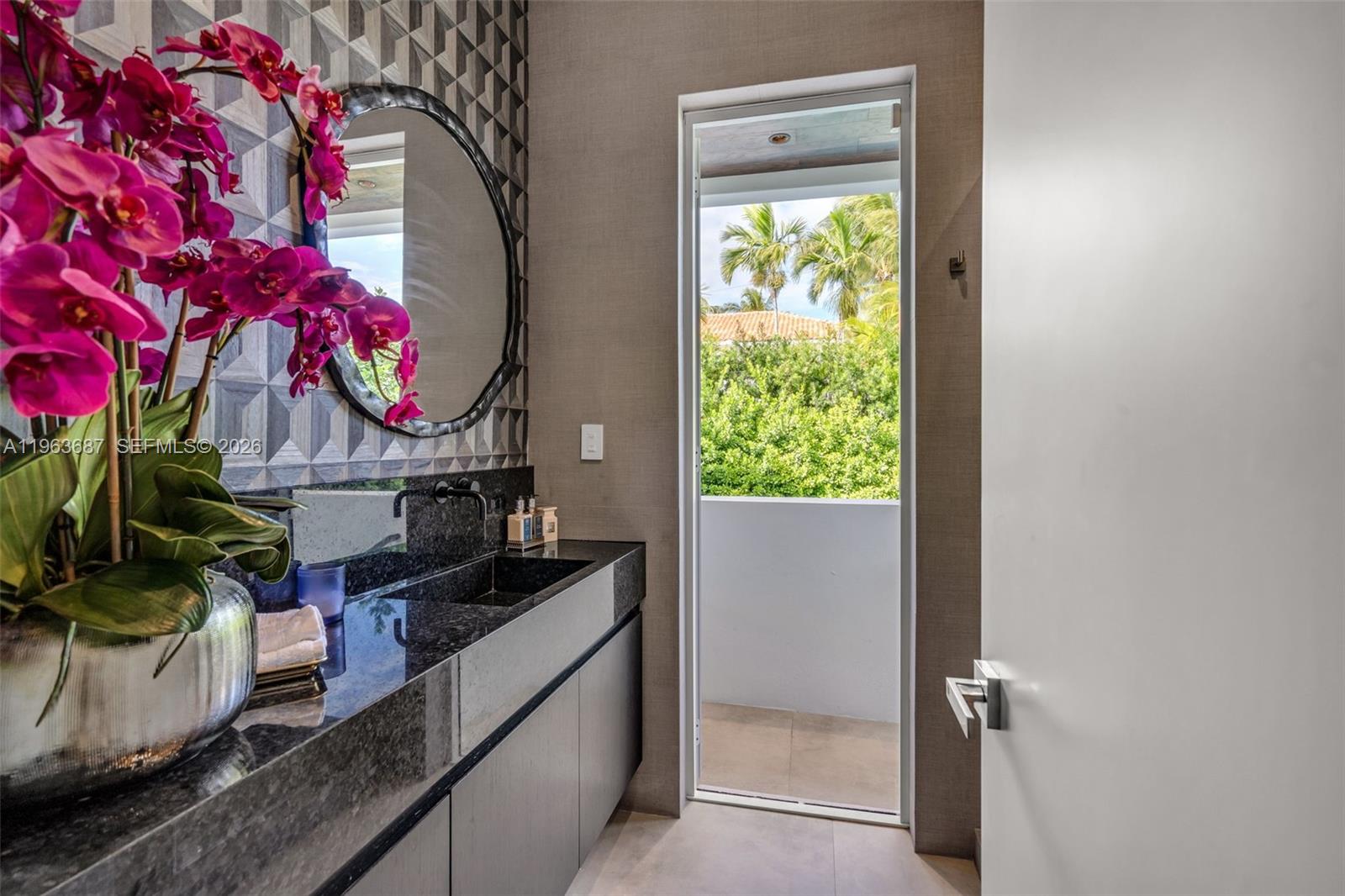 285 W Mashta Dr Key Biscayne, FL 33149