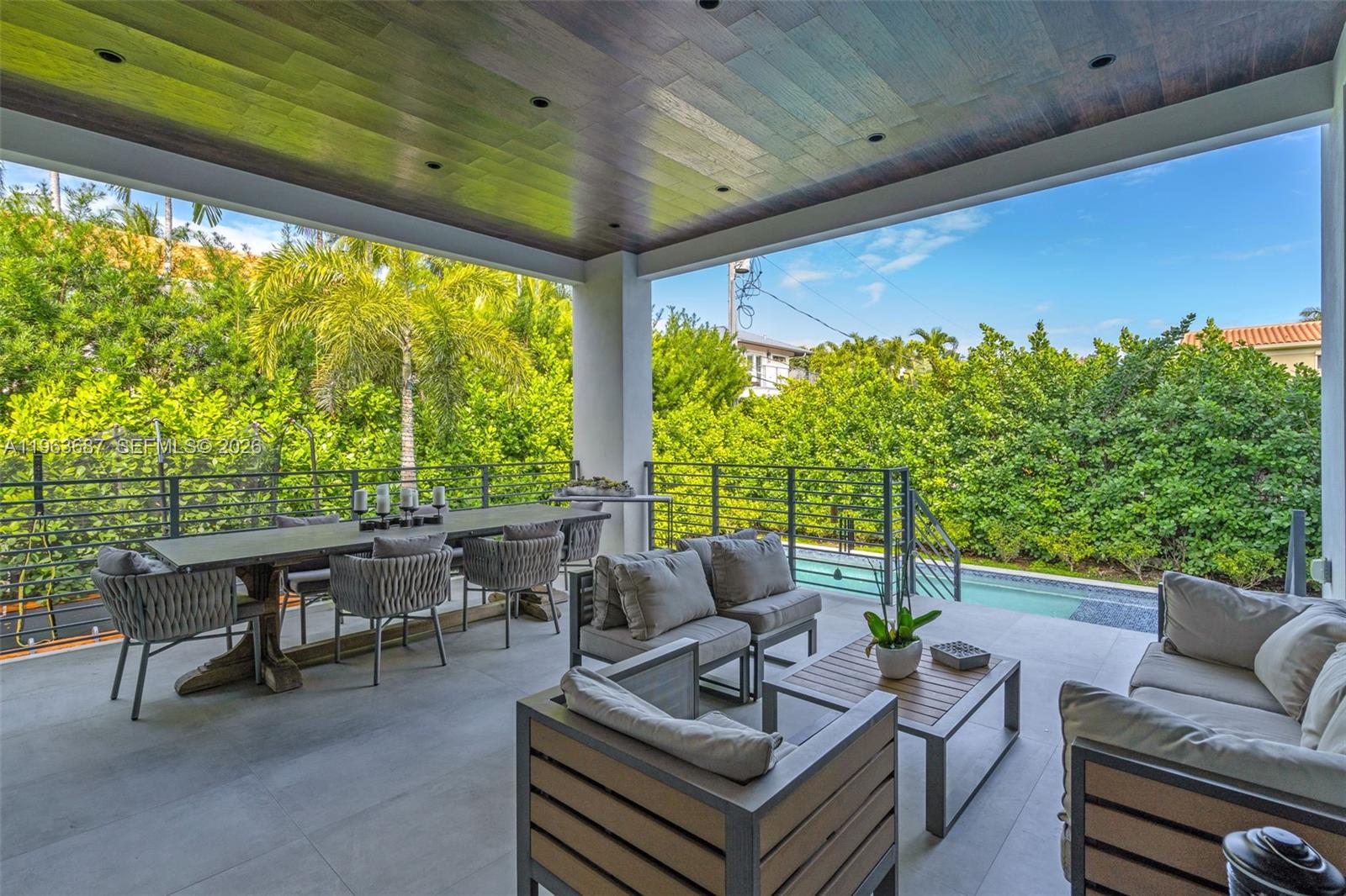 285 W Mashta Dr Key Biscayne, FL 33149