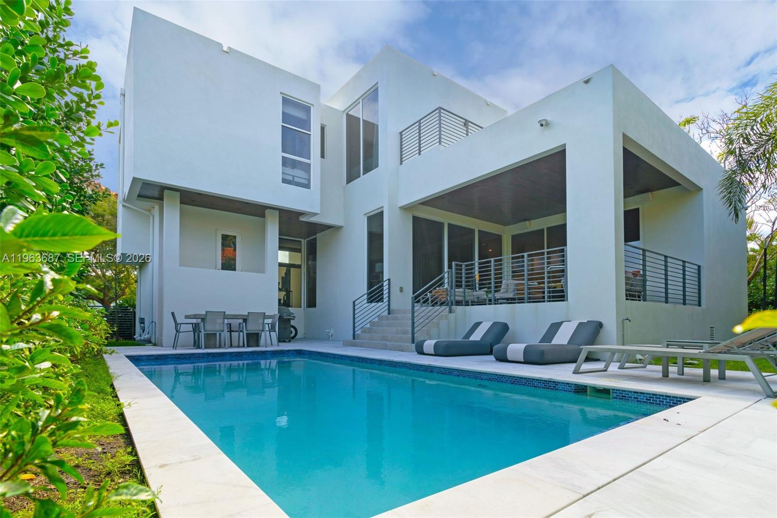 285 W Mashta Dr Key Biscayne, FL 33149