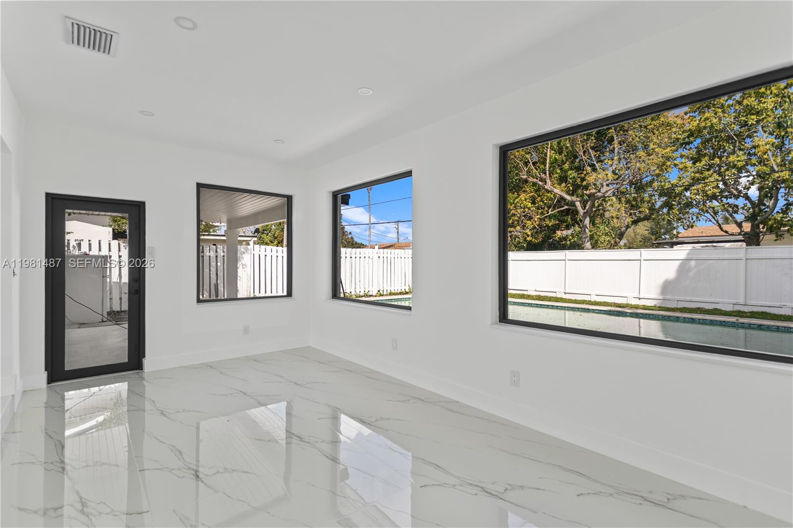 921 W 50th Pl Hialeah, FL 33012