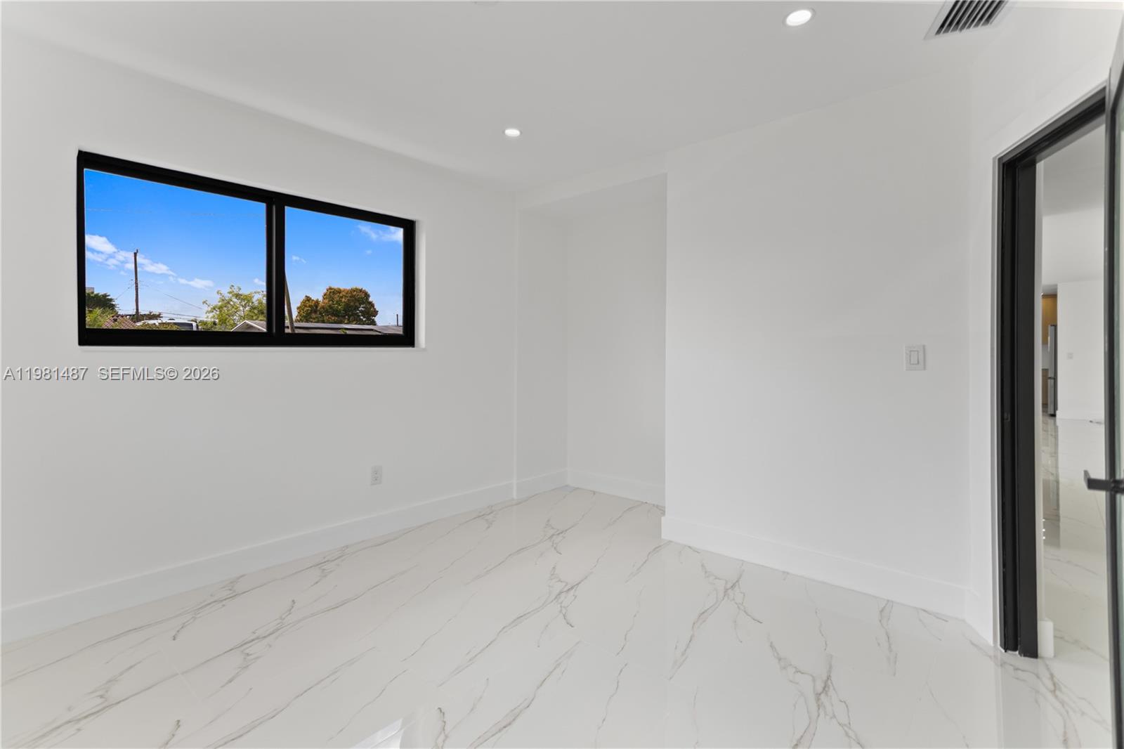 921 W 50th Pl Hialeah, FL 33012